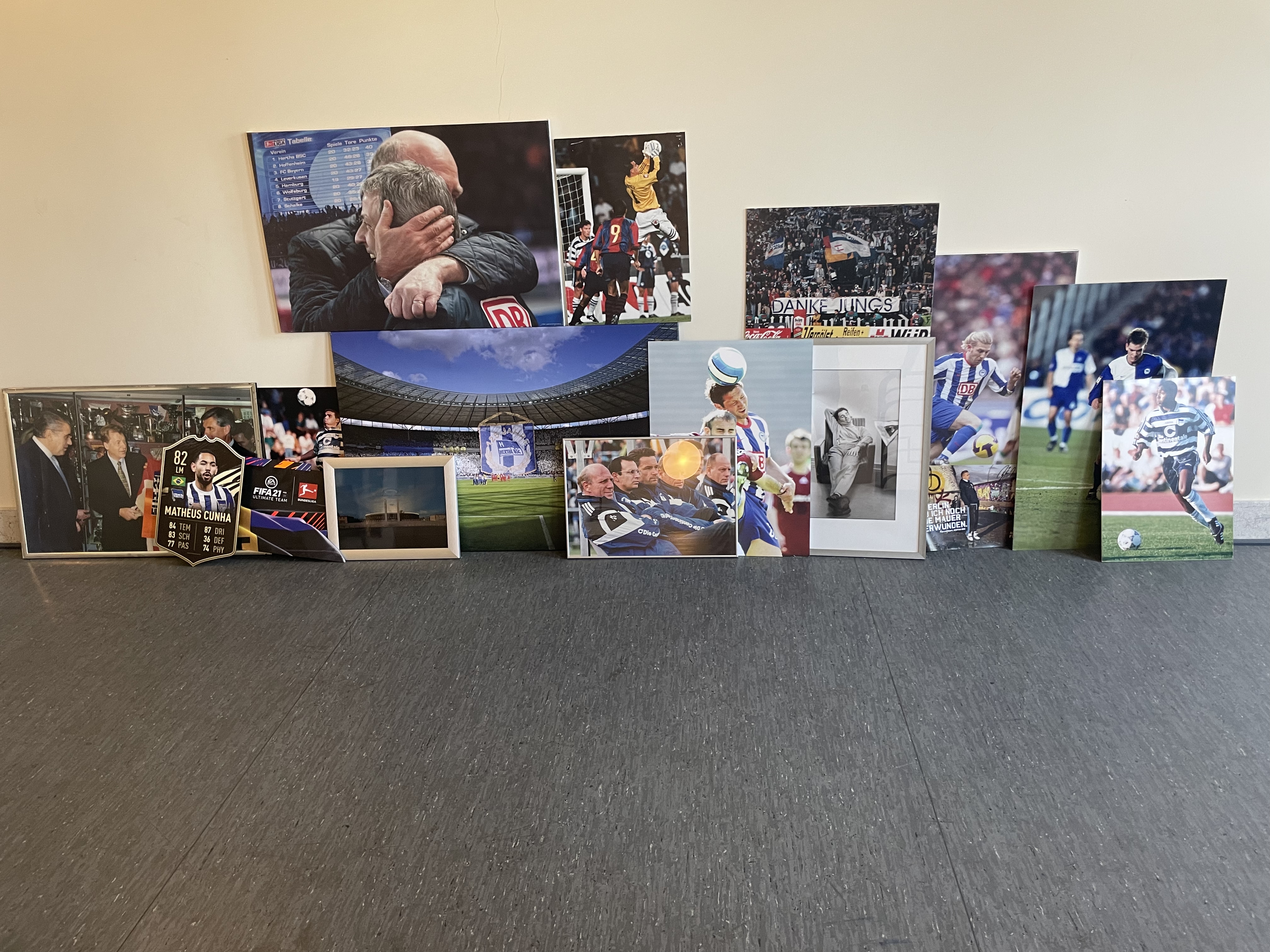 Die Archivbilder, die auf der Saisoneröffnung verkauft und versteigert werden, stehen aufgereiht vor einer Wand.