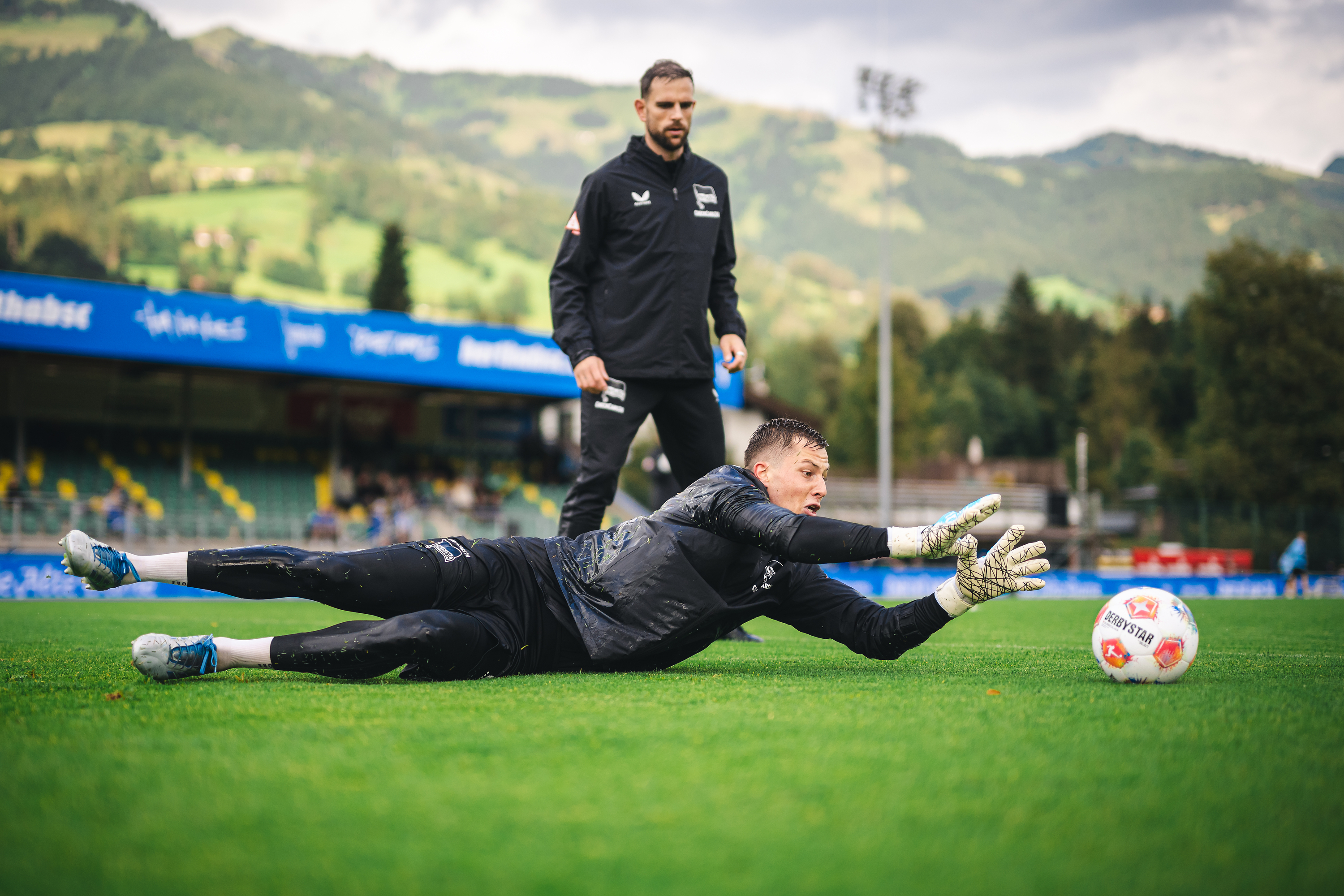 Tjark Ernst wirft sich auf den Boden und greift nach einem Ball.