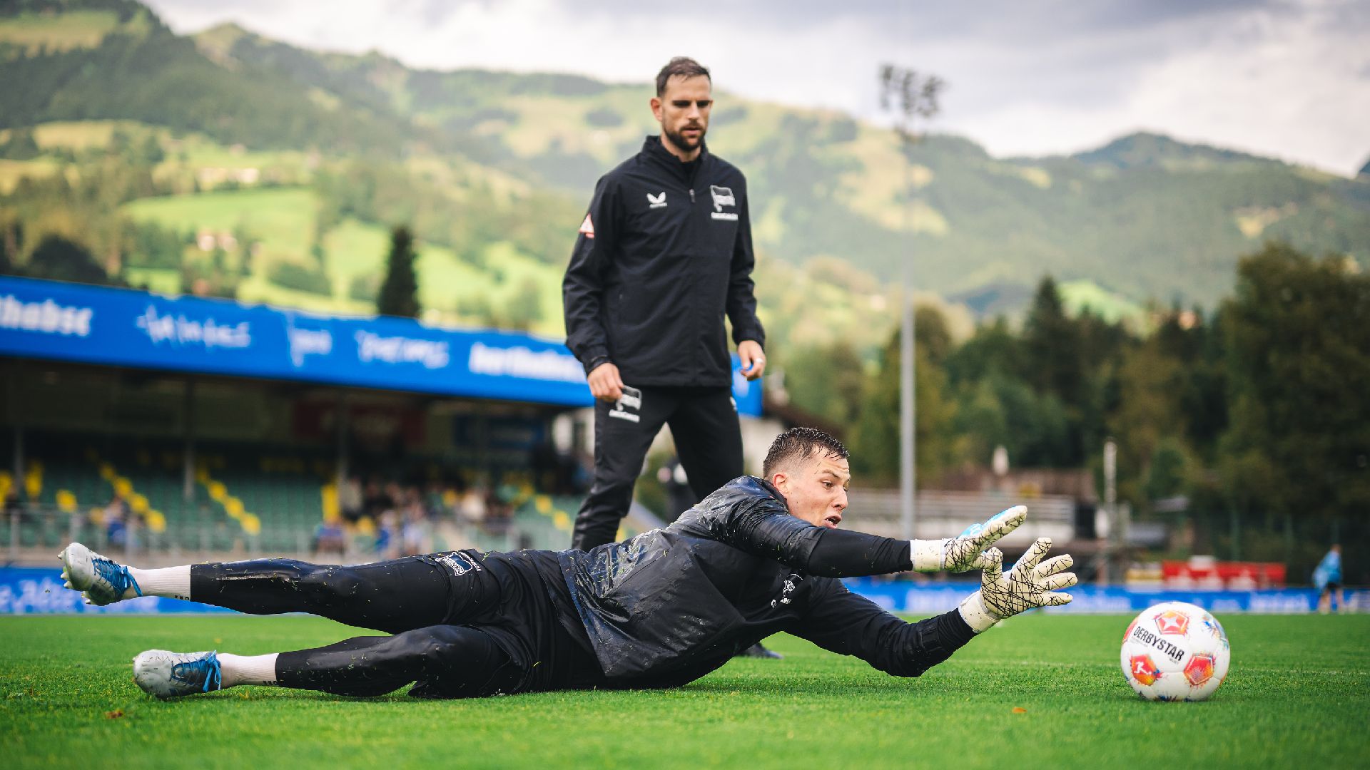 Tjark Ernst wirft sich auf den Boden und greift nach einem Ball.