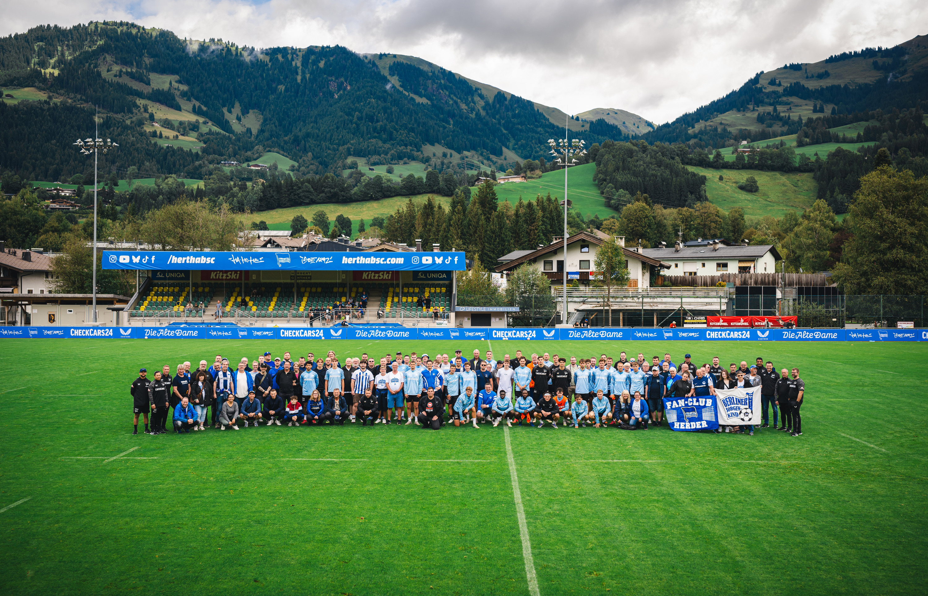 Die Mannschaft und Fans gemeinsam auf dem Trainingsplatz.