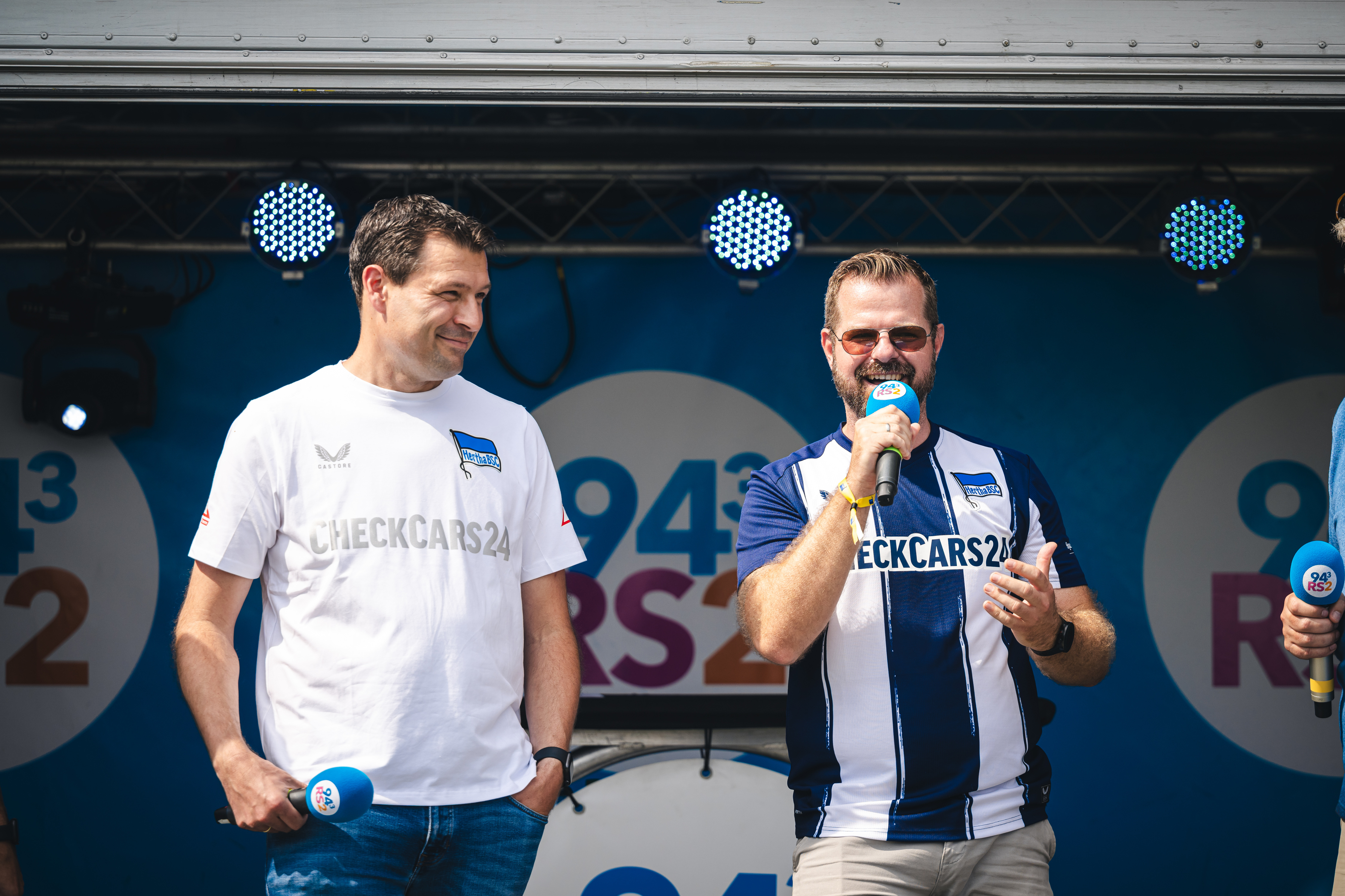 Benjamin Weber und Fabian Drescher stehen auf der Bühne.