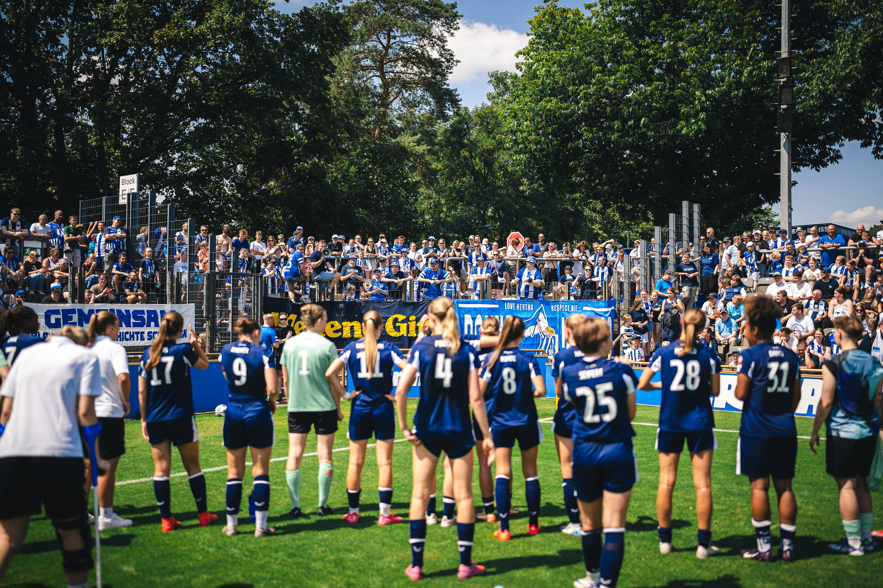 Unsere 1. Frauen in der Kurven des Amateurstadions.