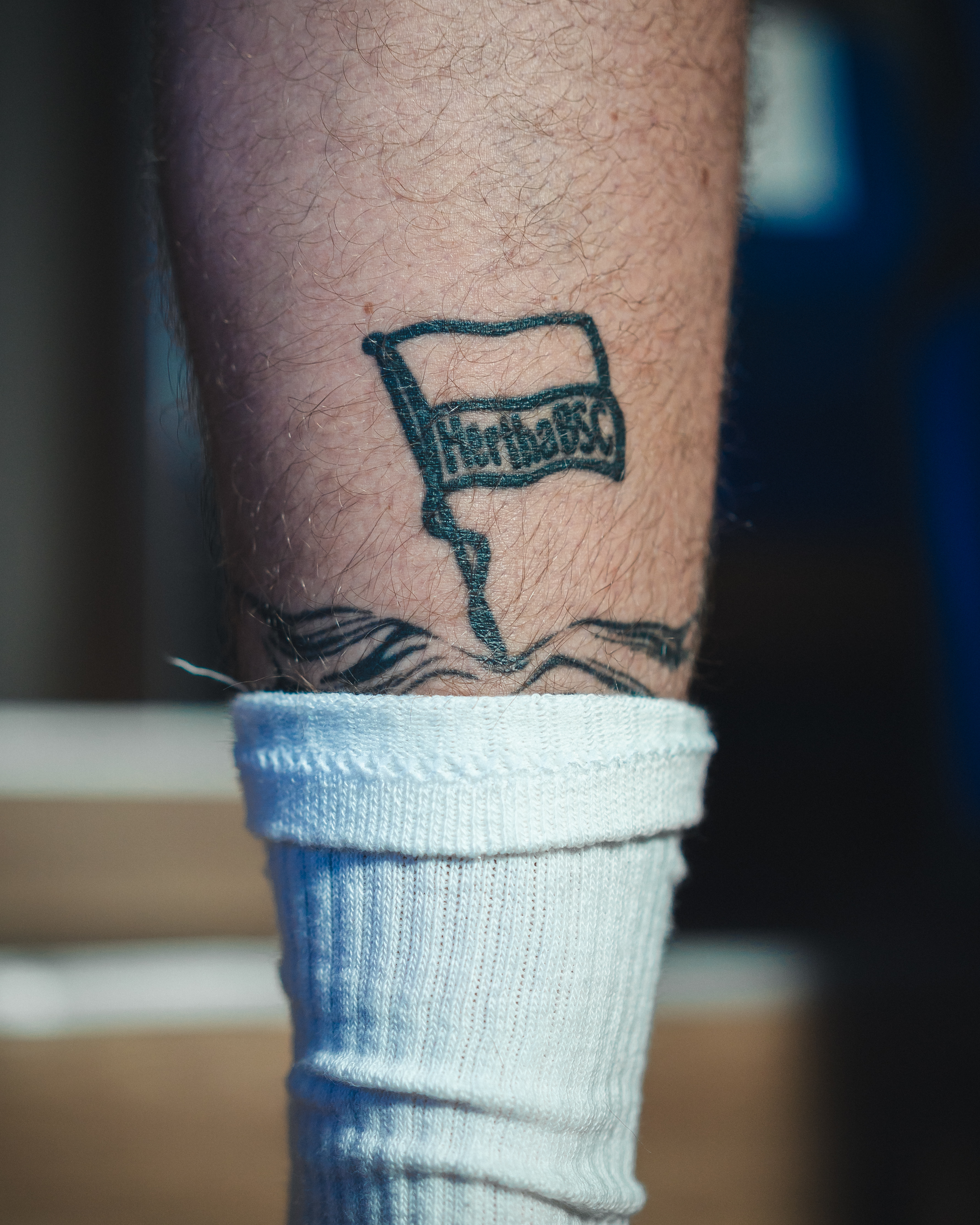 Ein Tattoo unserer Fahne auf der Wade von Leo Kunz.