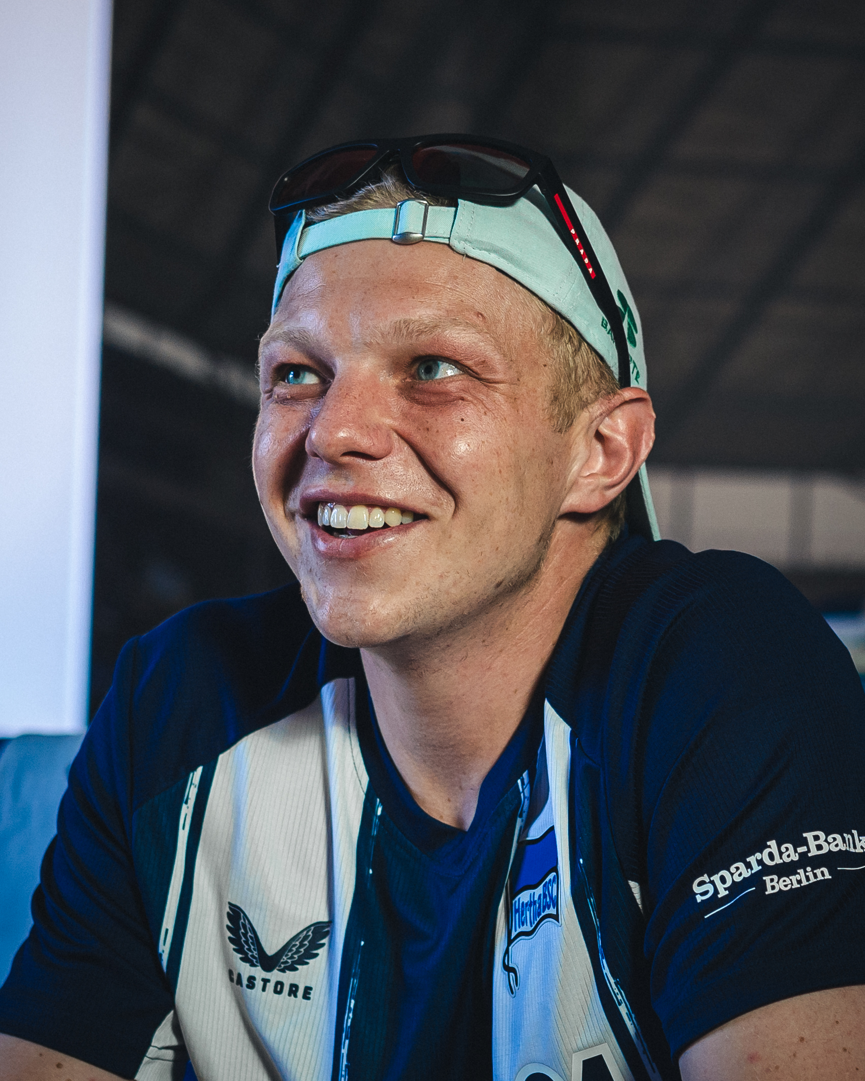 Leo Kunz trägt ein Hertha-Trikot und lächelt.