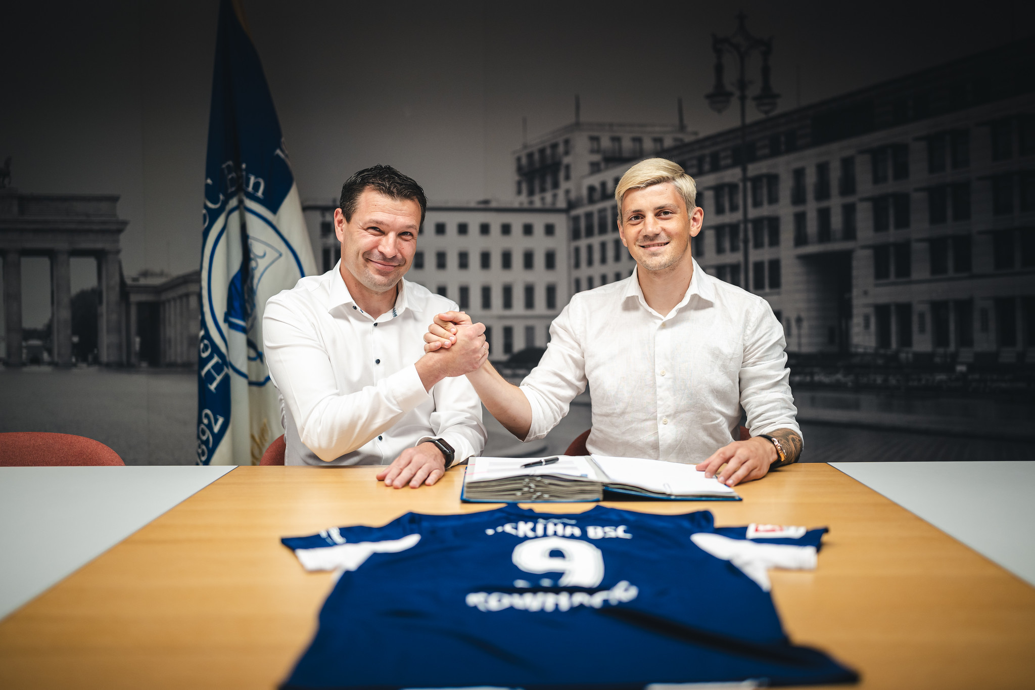 Dawid Kownacki und Benjamin Weber bei der Vertragsunterschrift.