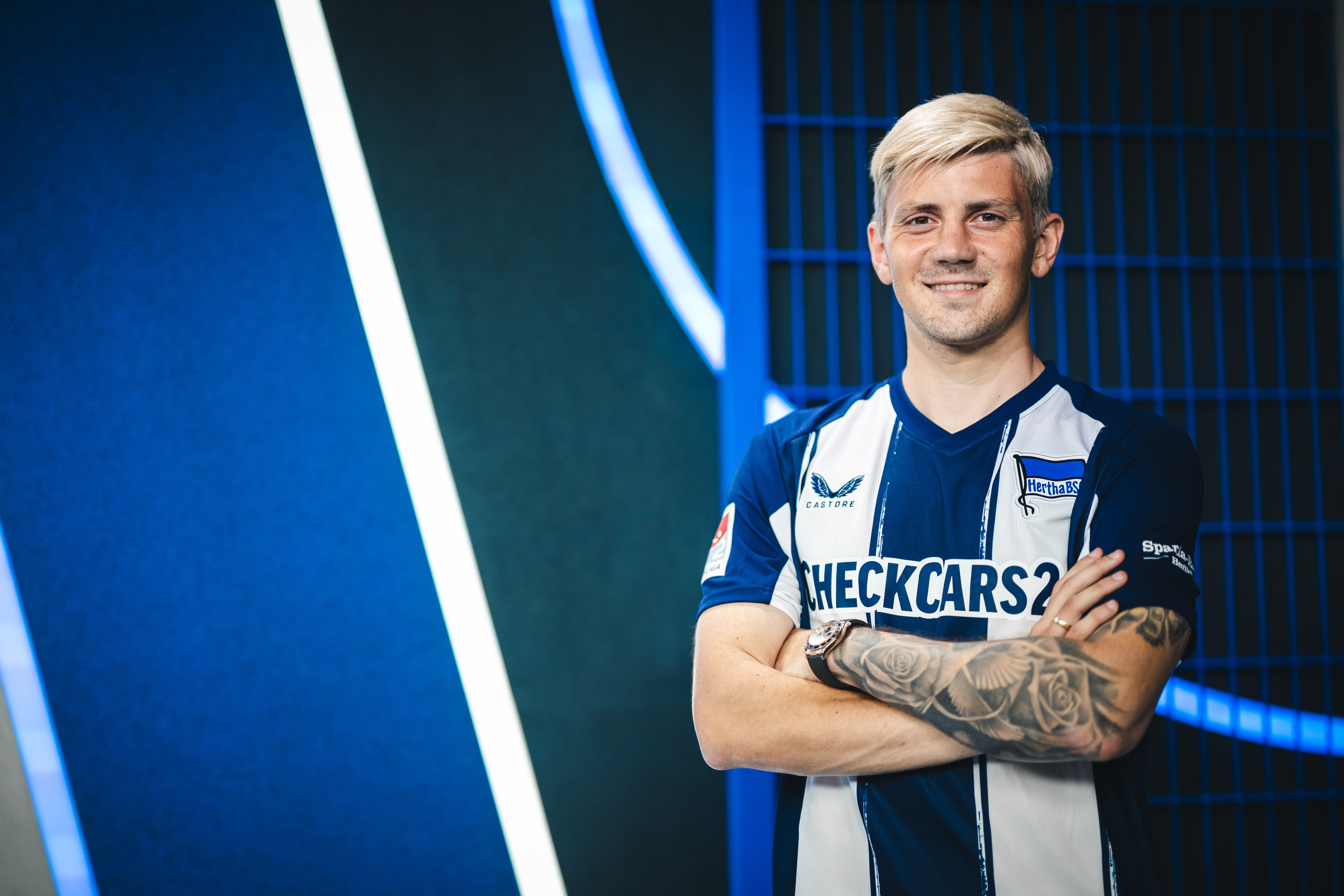 Dawid Kownacki posiert im Heimtrikot.