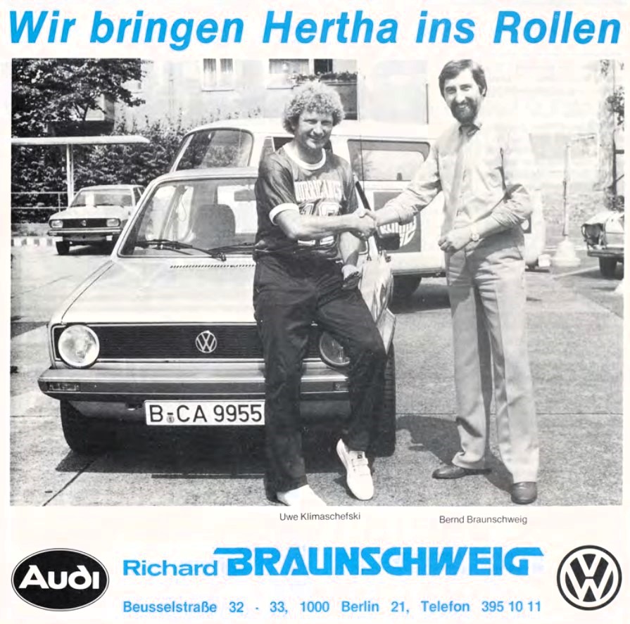 Uwe Klimaschefski und Bernd Braunschweig stehen vor einem Auto.