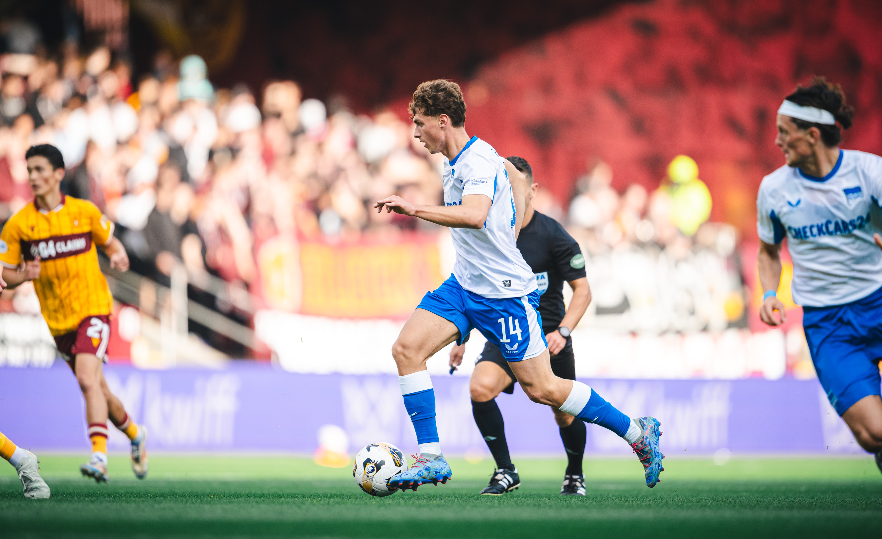 Maurice Krattenmacher im Duell mit dem Motherwell FC.