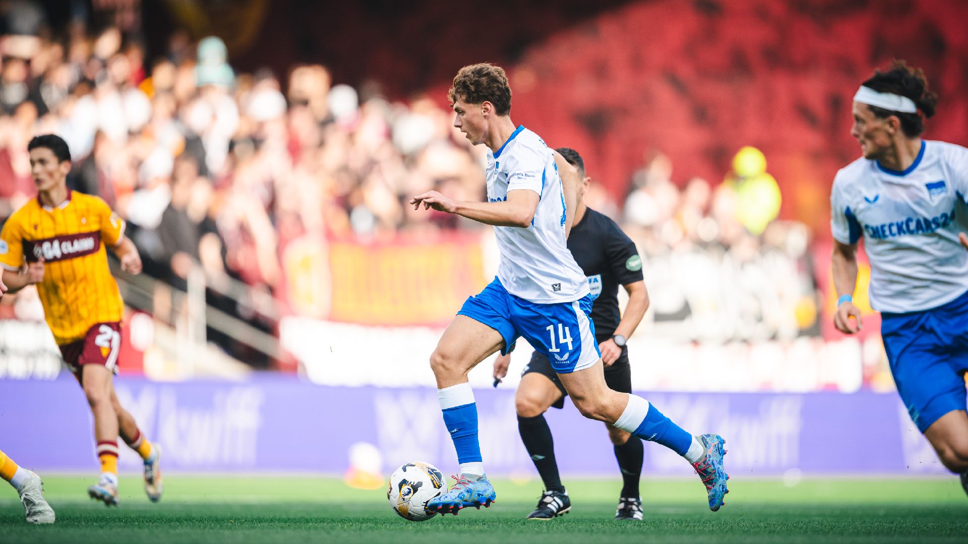 Maurice Krattenmacher im Duell mit dem Motherwell FC.