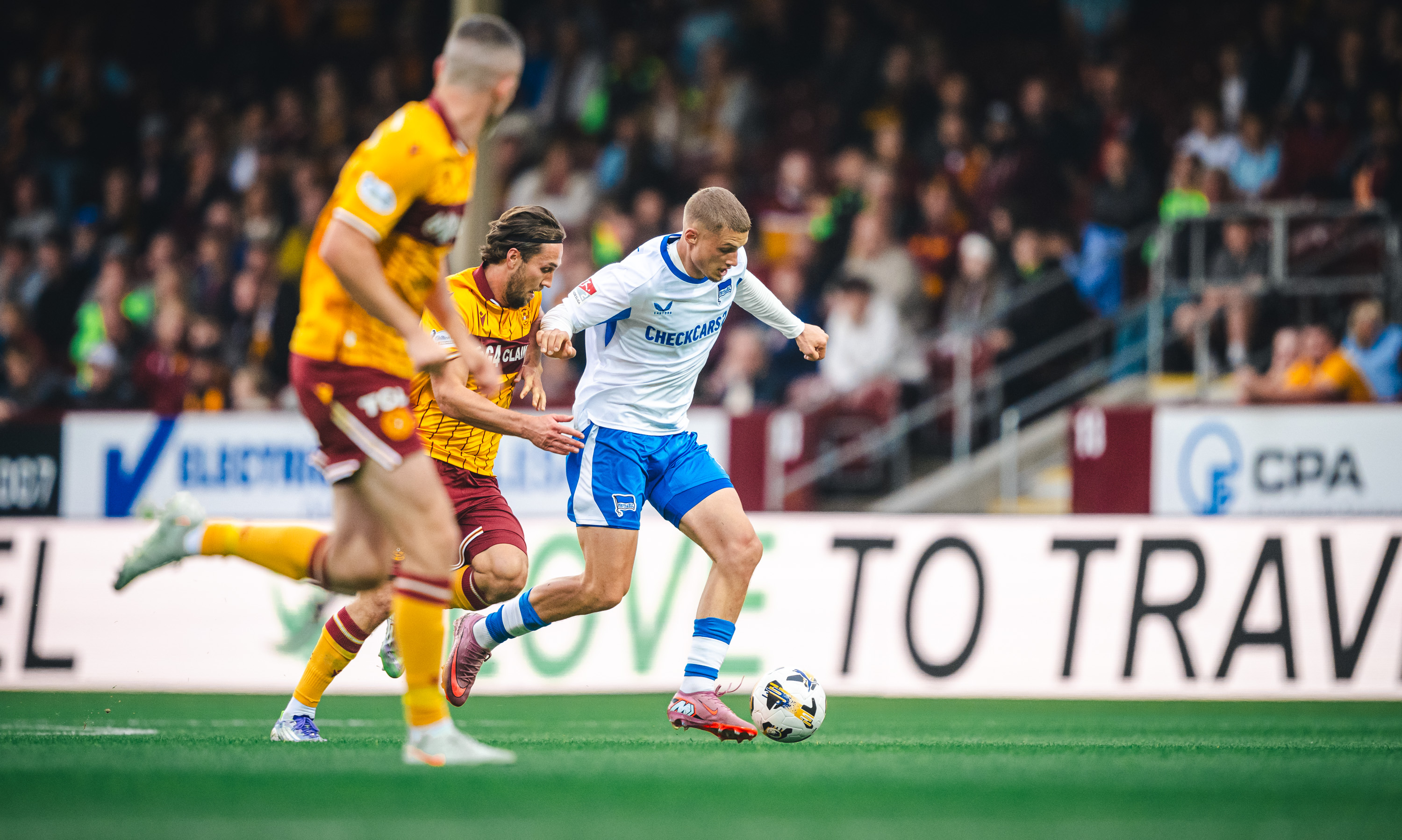 Michaël Cuisance im Duell mit Gegenspieler des Motherwell FC.