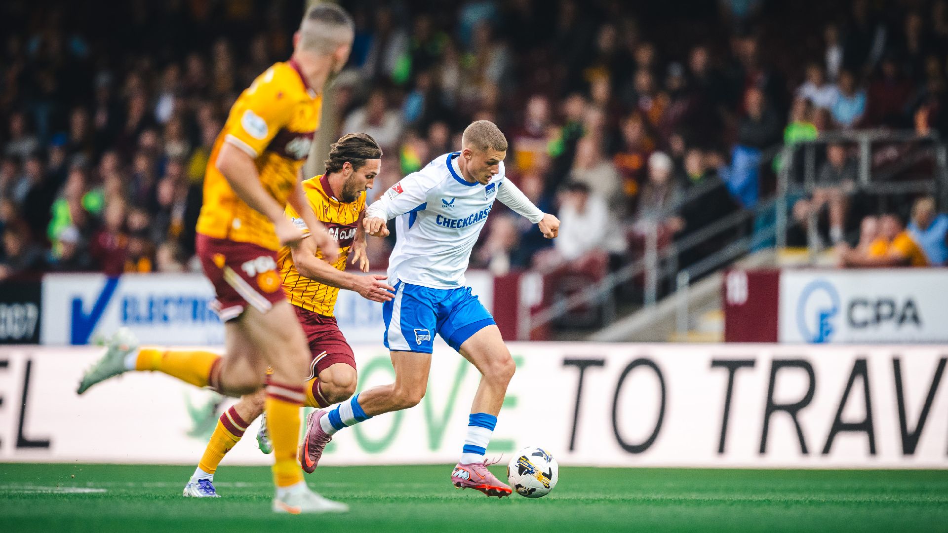 Michaël Cuisance im Duell mit Gegenspieler des Motherwell FC.