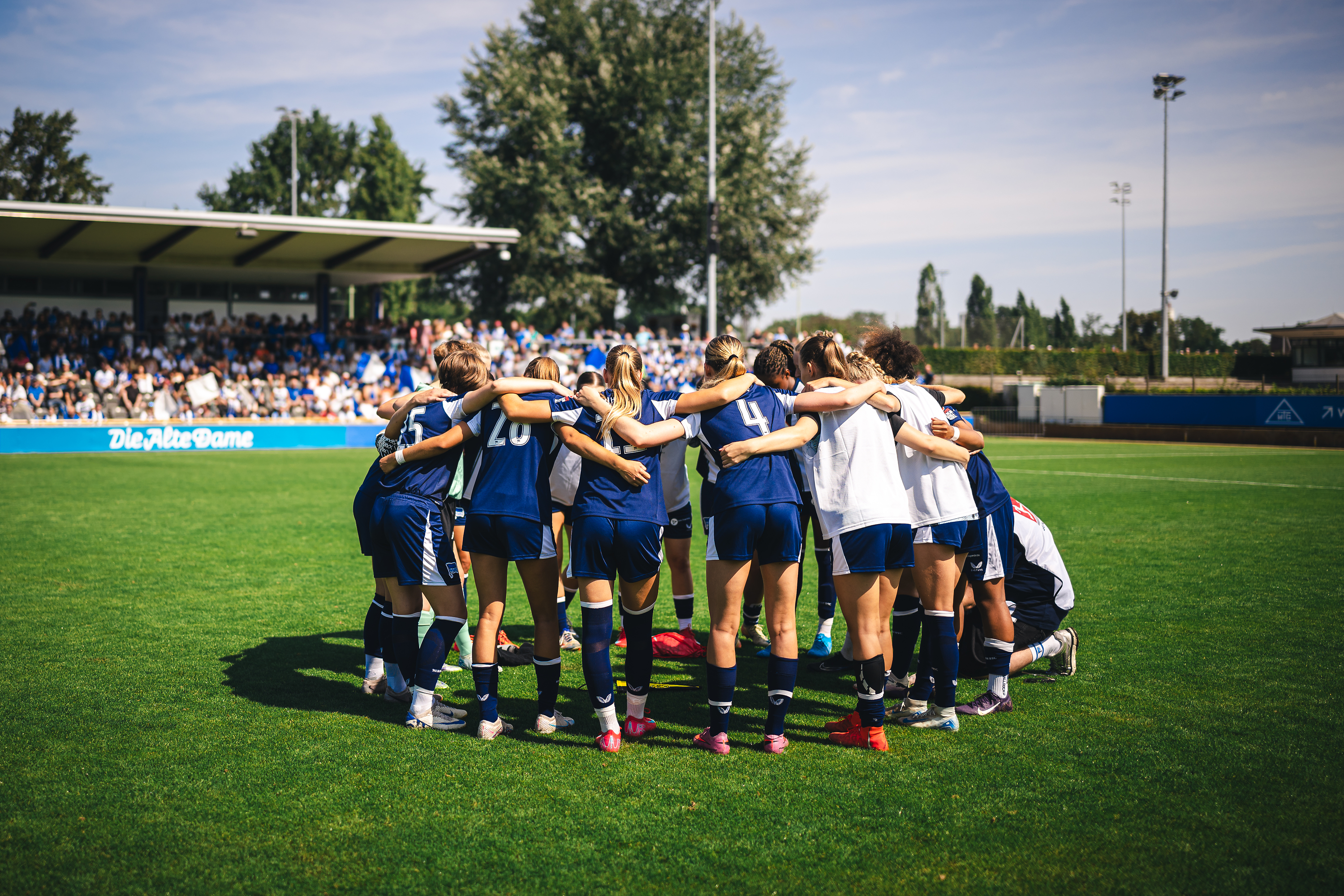 Unsere 1. Frauen formieren sich zum Teamkreis.
