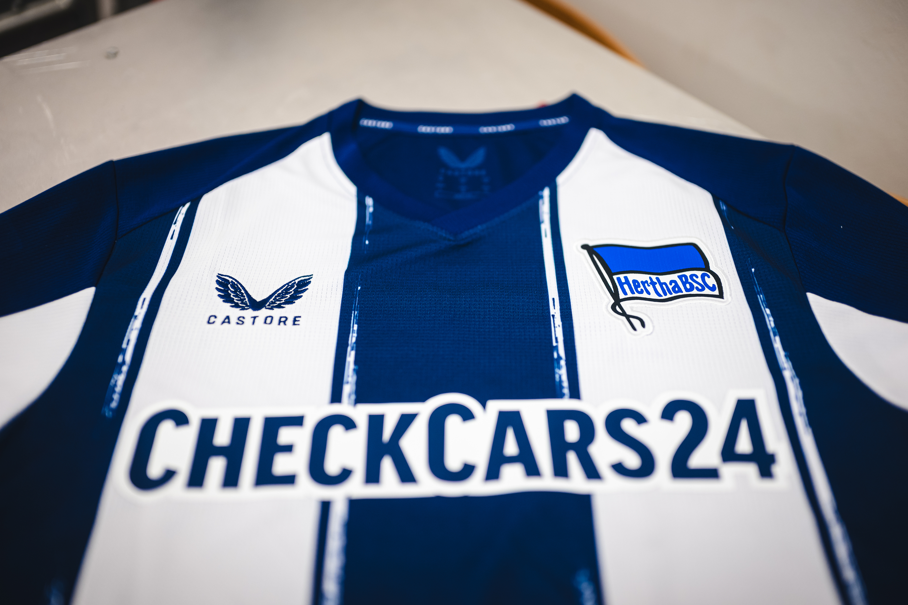 Unsere Hertha-Fahne auf dem Heimtrikot 2024/25.