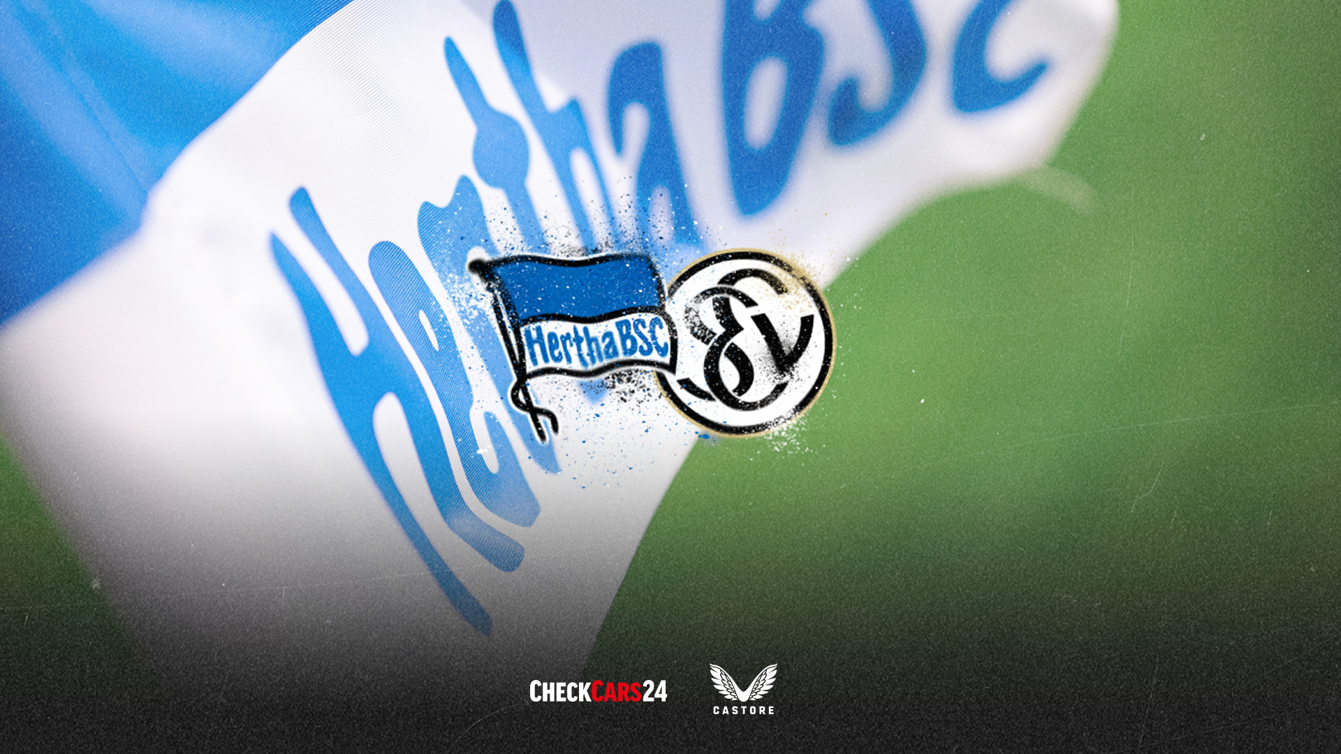 Im Hintergrund befindet sich die Hertha BSC-Fahne. Davor sind das Hertha-Logo und das Elversberg-Logo nebeneinander.