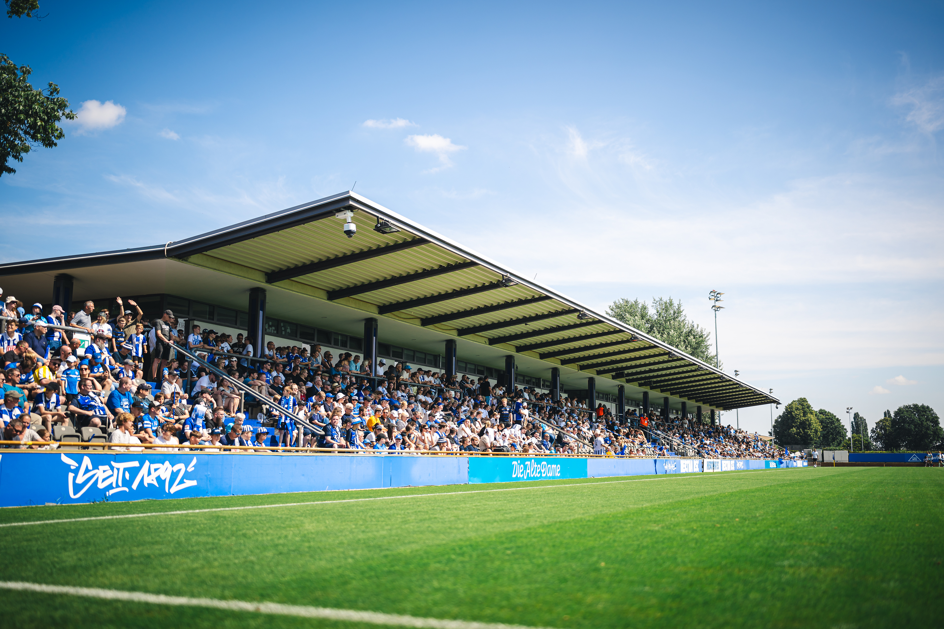 Die vollbesetzte Tribüne im Stadion auf dem Wurfplatz/Amateurstadion.