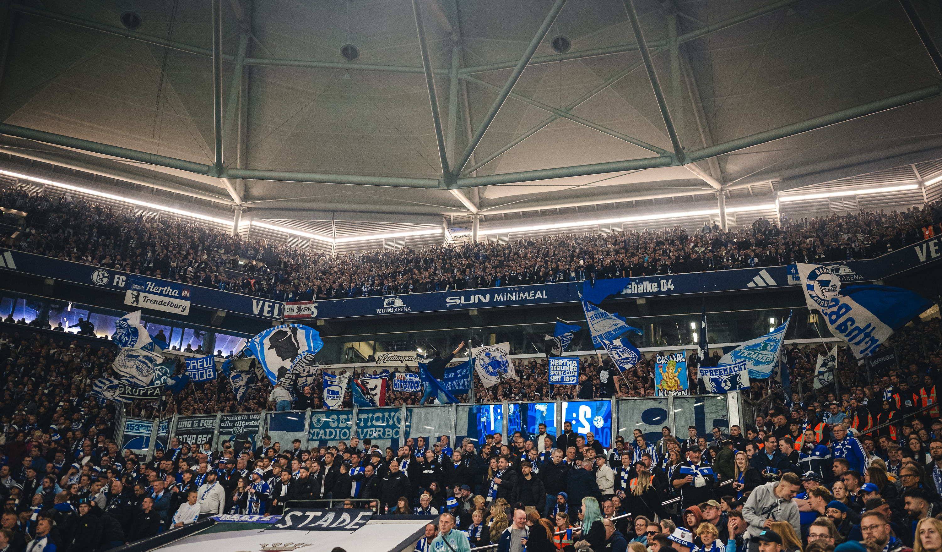 Der Gästeblock in der Arena in Gelsenkirchen.