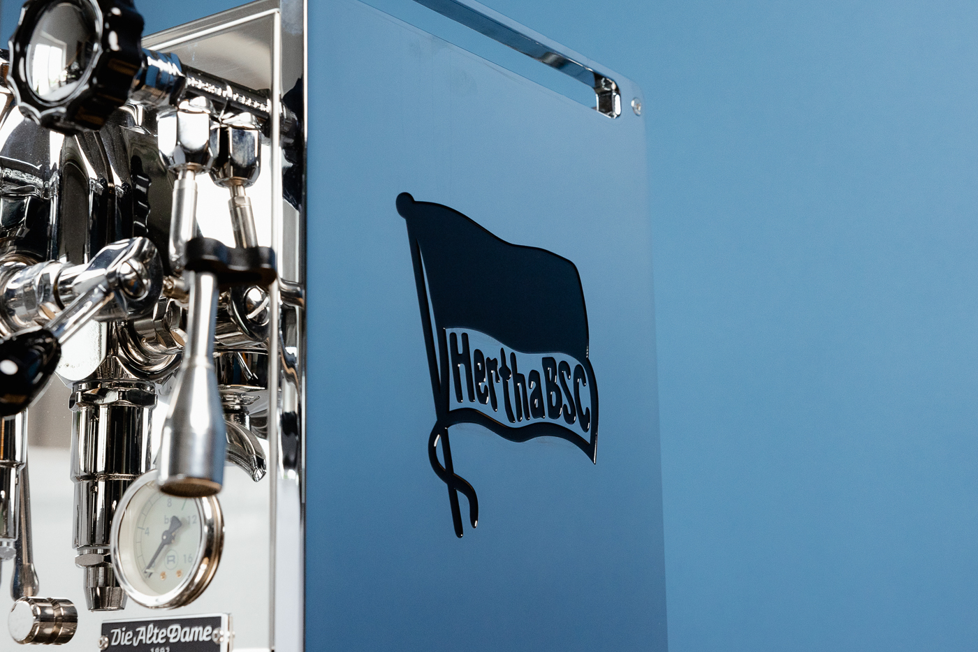 Die Siebträgermaschine mit Hertha BSC-Fahne.