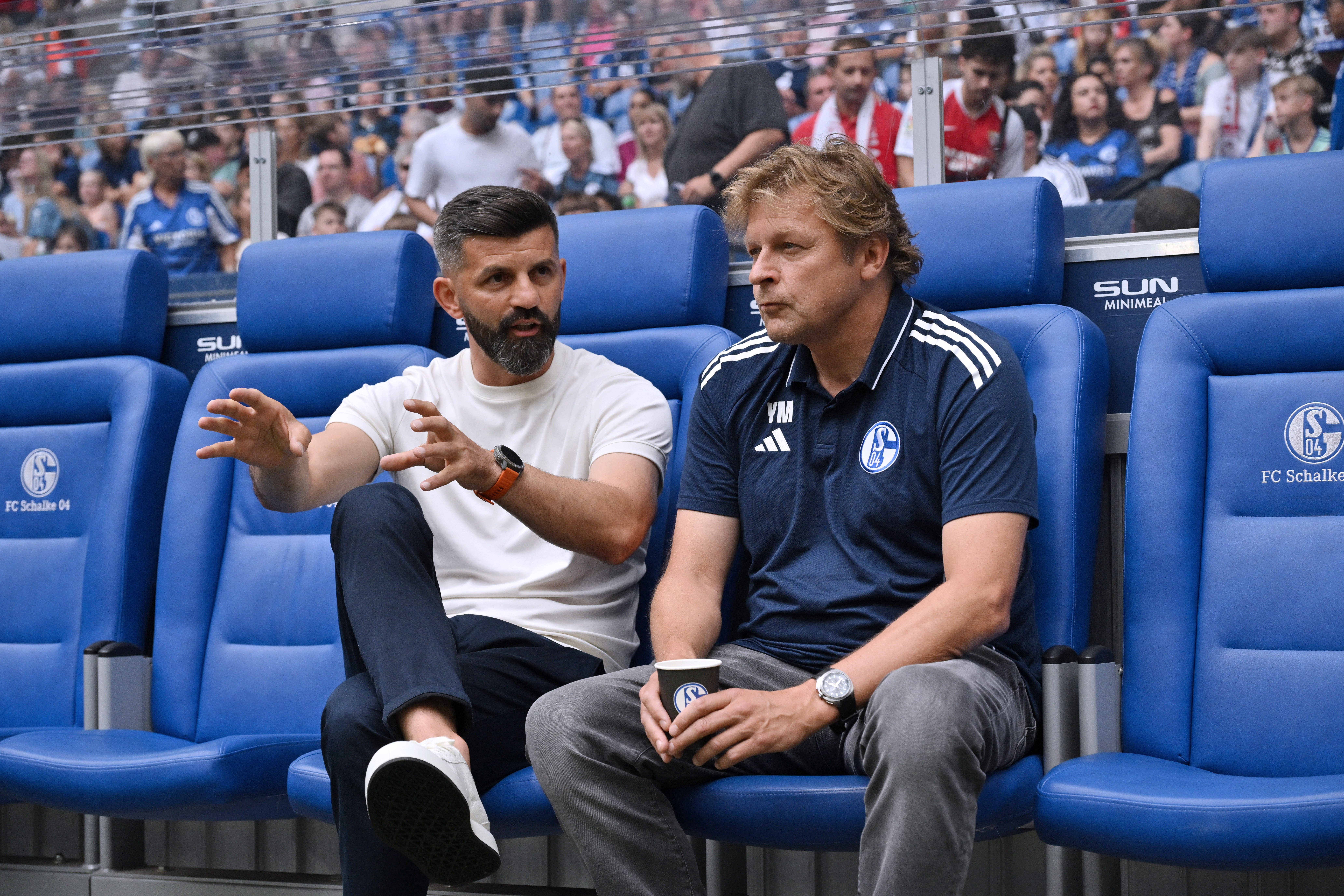 Miron Muslić und Youri Mulder im Gespräch.