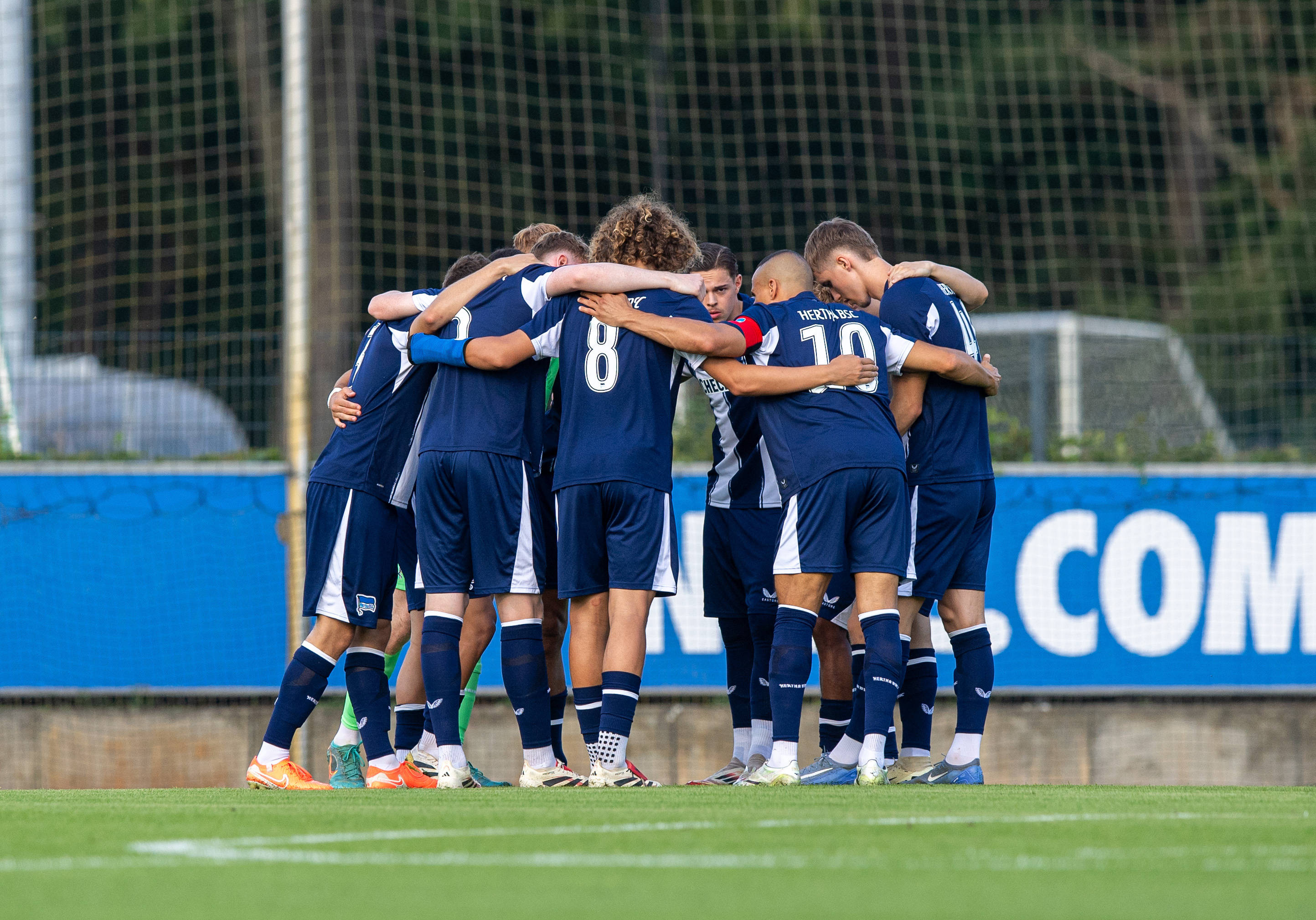 Unsere U23 formiert sich zum Teamkreis.