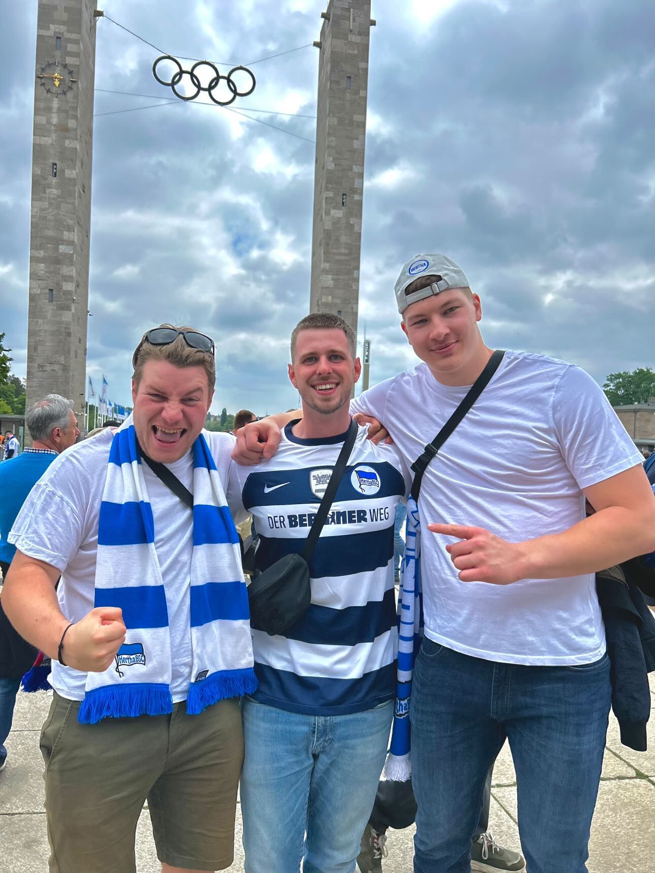Maximilian Mang mit Freunden vor dem Olympiastadion.