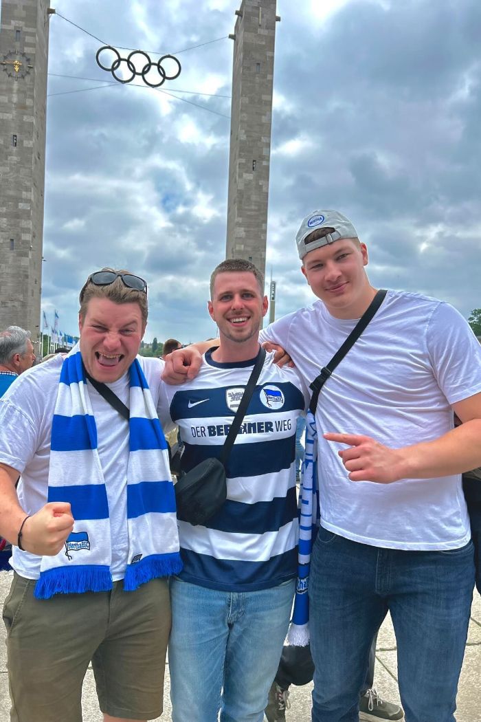 Maximilian Mang mit Freunden vor dem Olympiastadion.