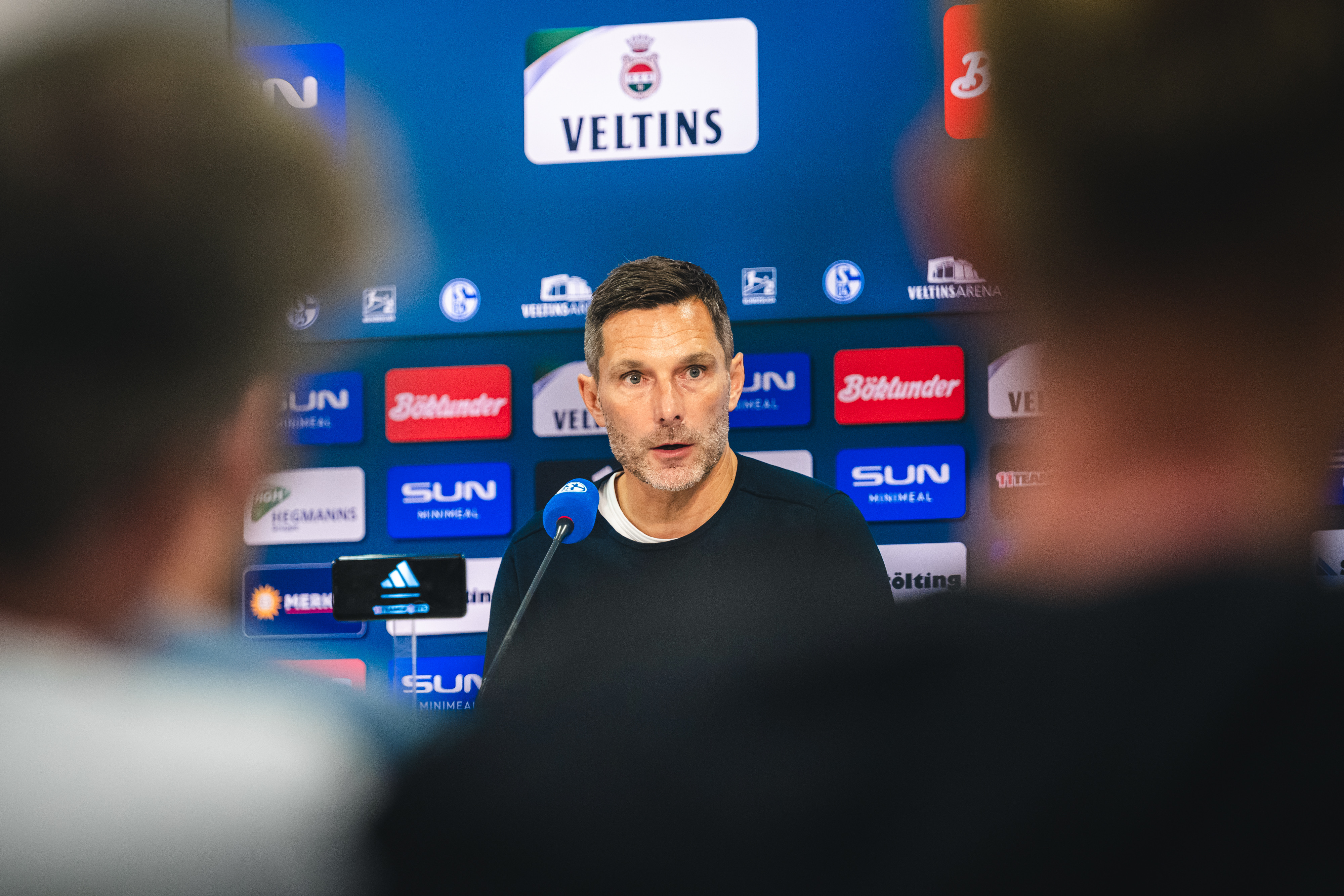 Stefan Leitl bei der PK nach dem Auftakt bei Schalke 04.