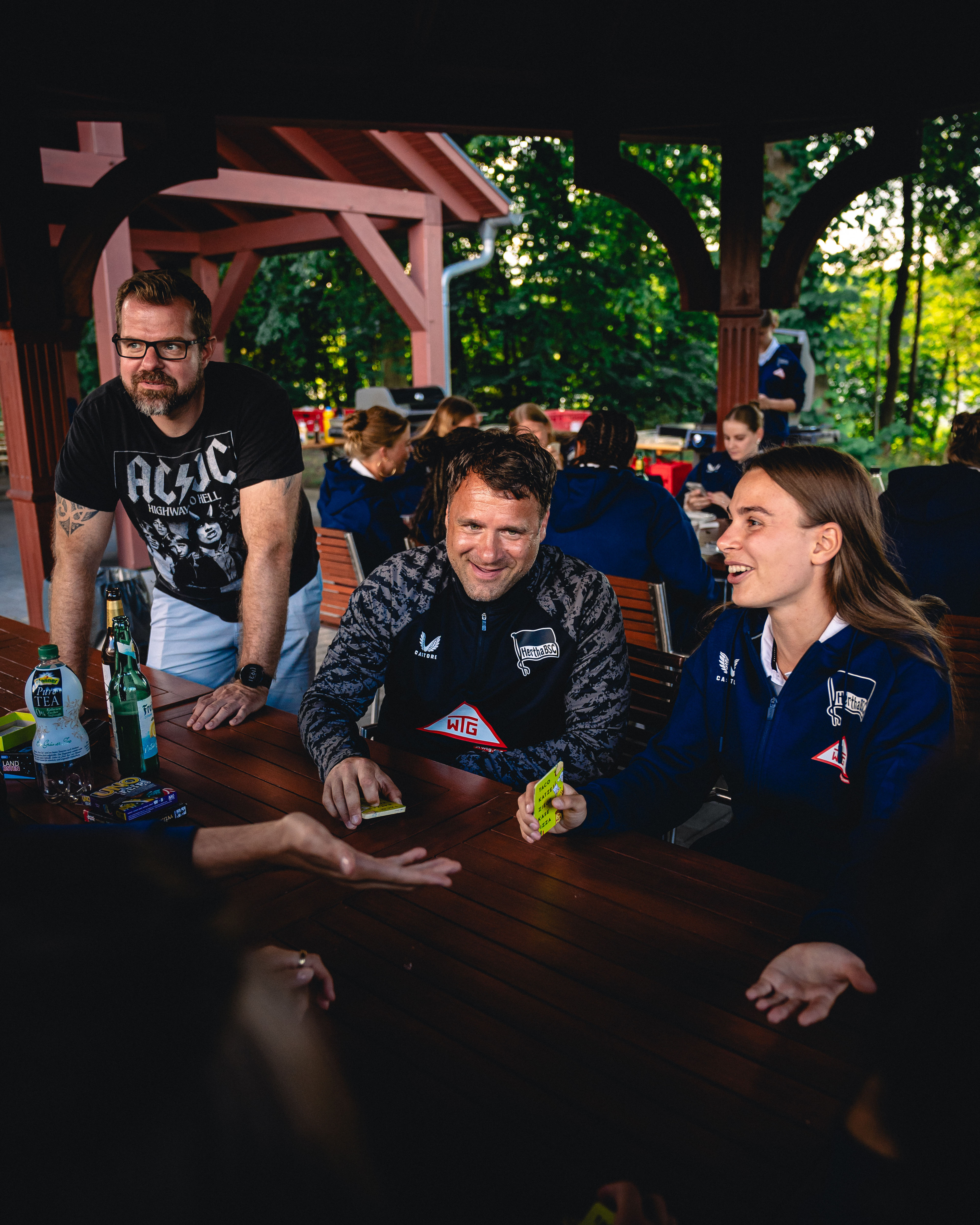 Fabian Drescher, Tobias Kurbjuweit und Marleen Rohde spielen Karten.