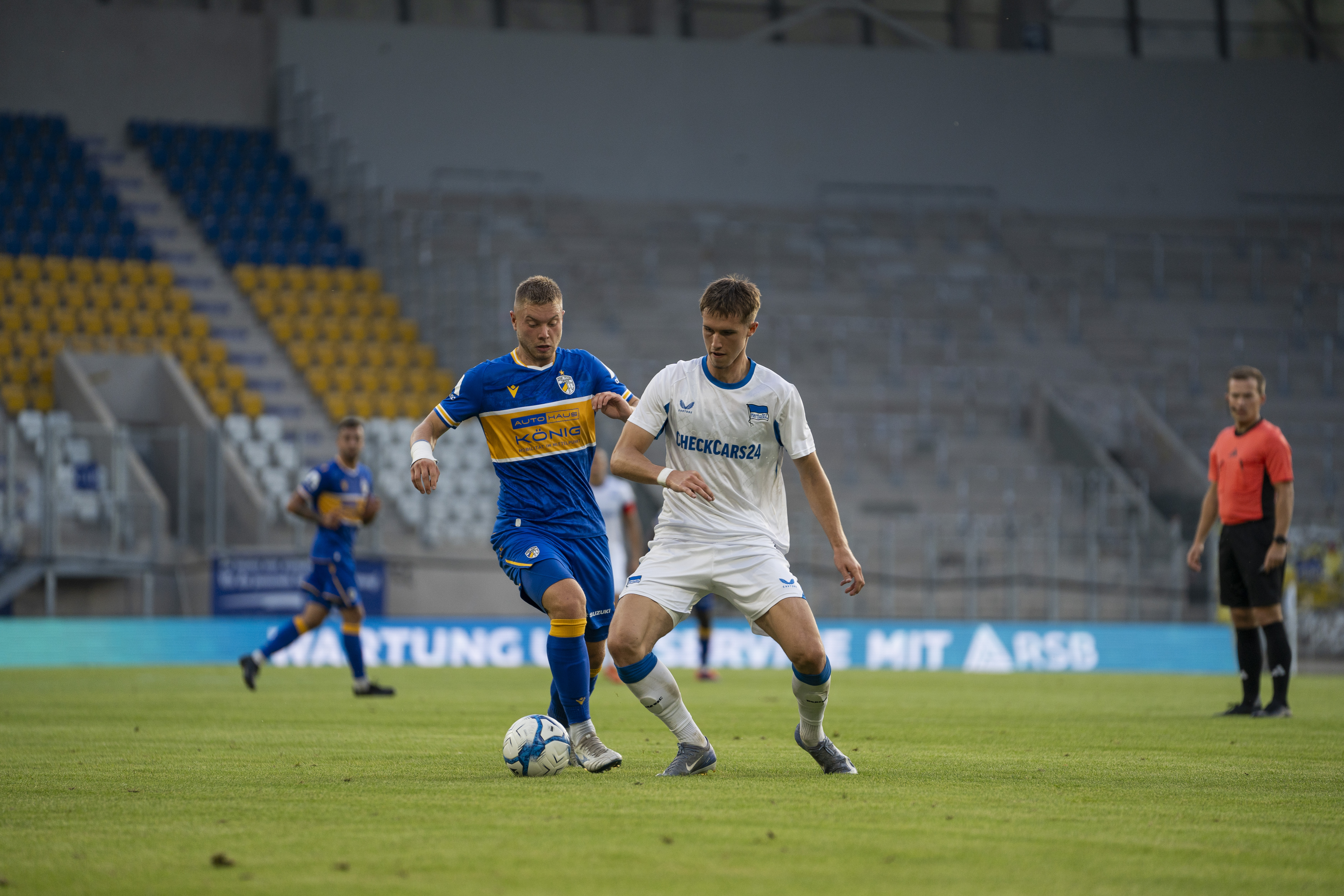 Oliver Rölke im Zweikampf mit einem Jenaer Gegenspieler.