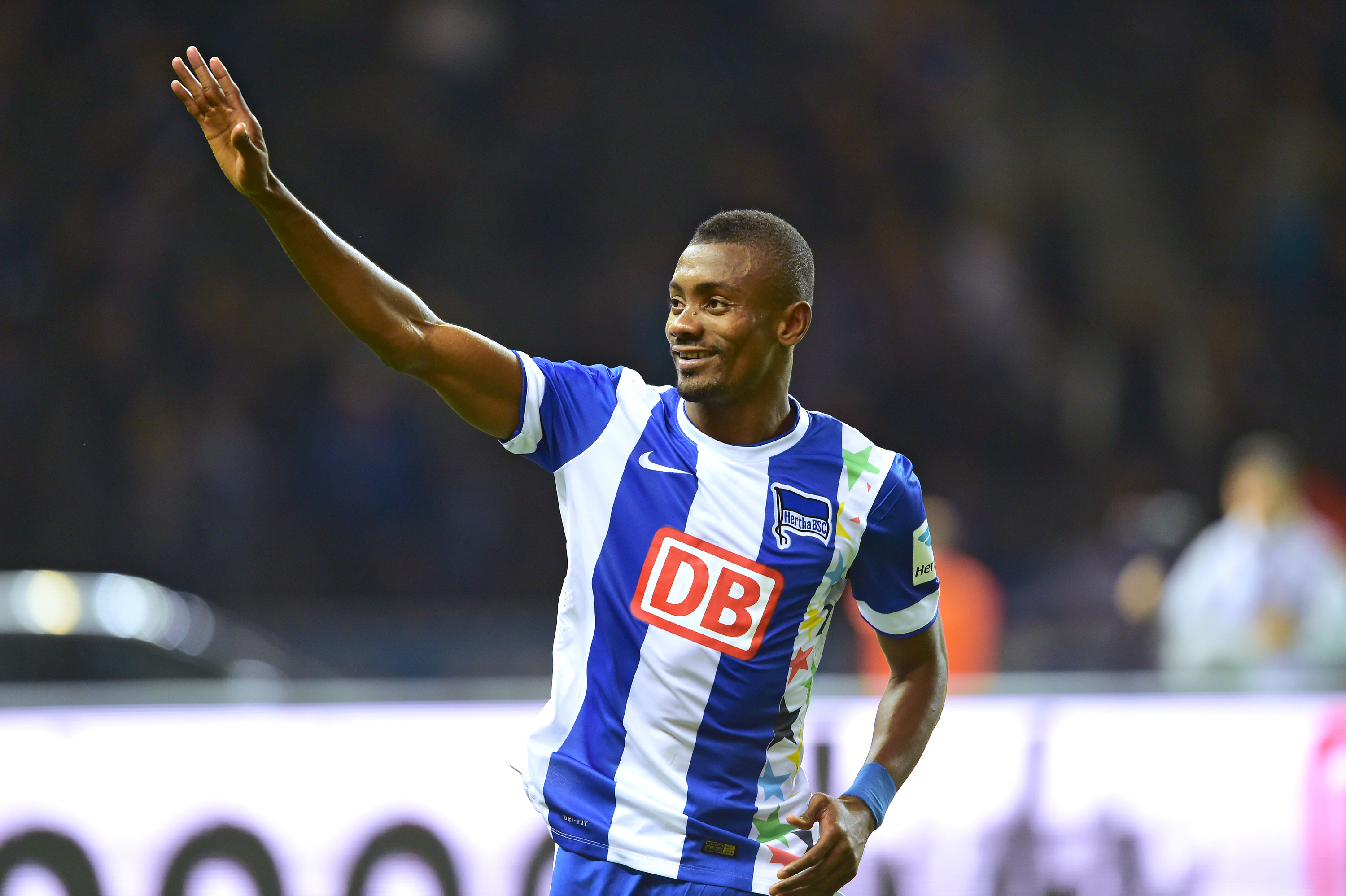 Salomon Kalou winkt im Hertha-Trikot.