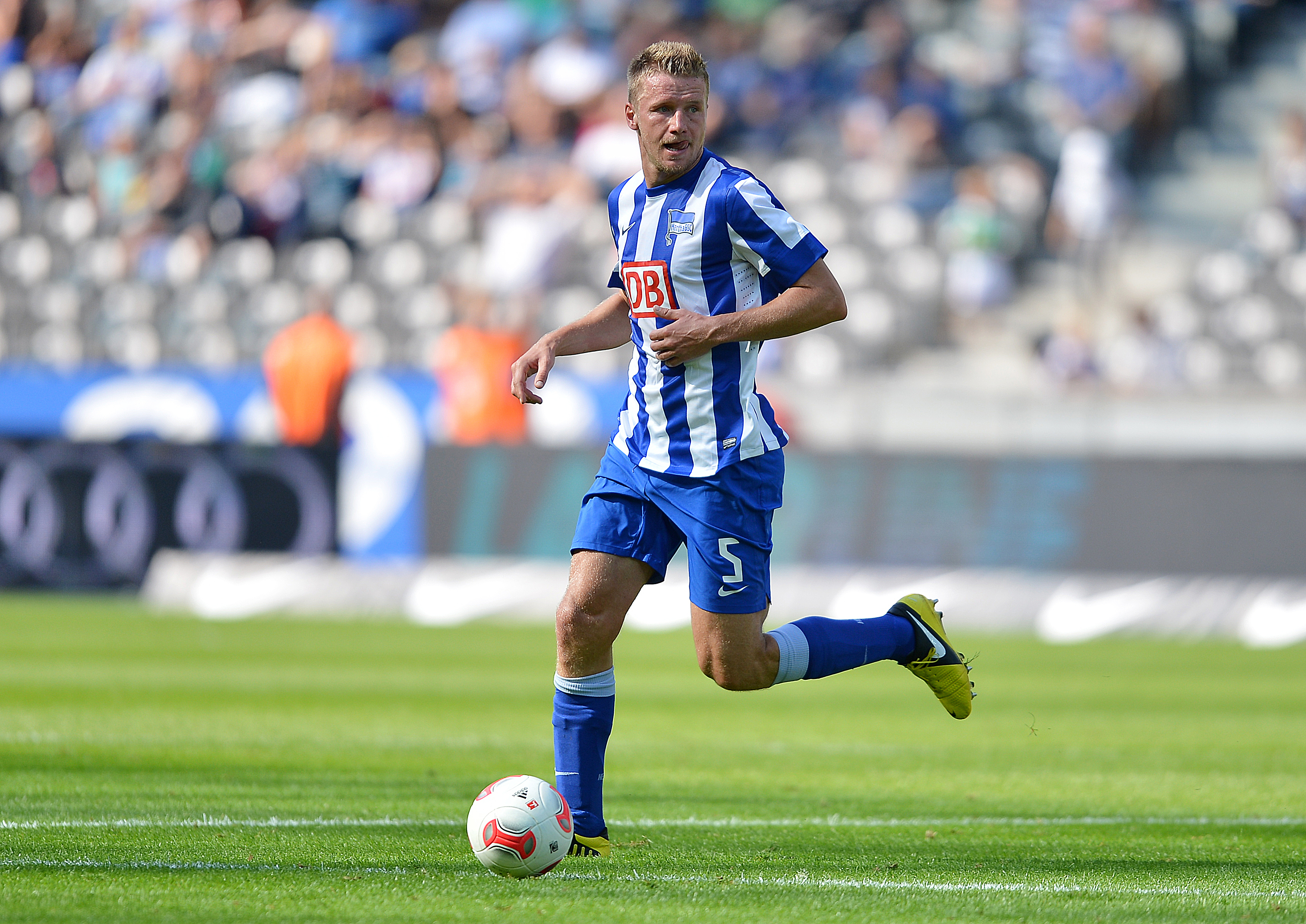 Maik Franz auf dem Platz im Hertha-Trikot.