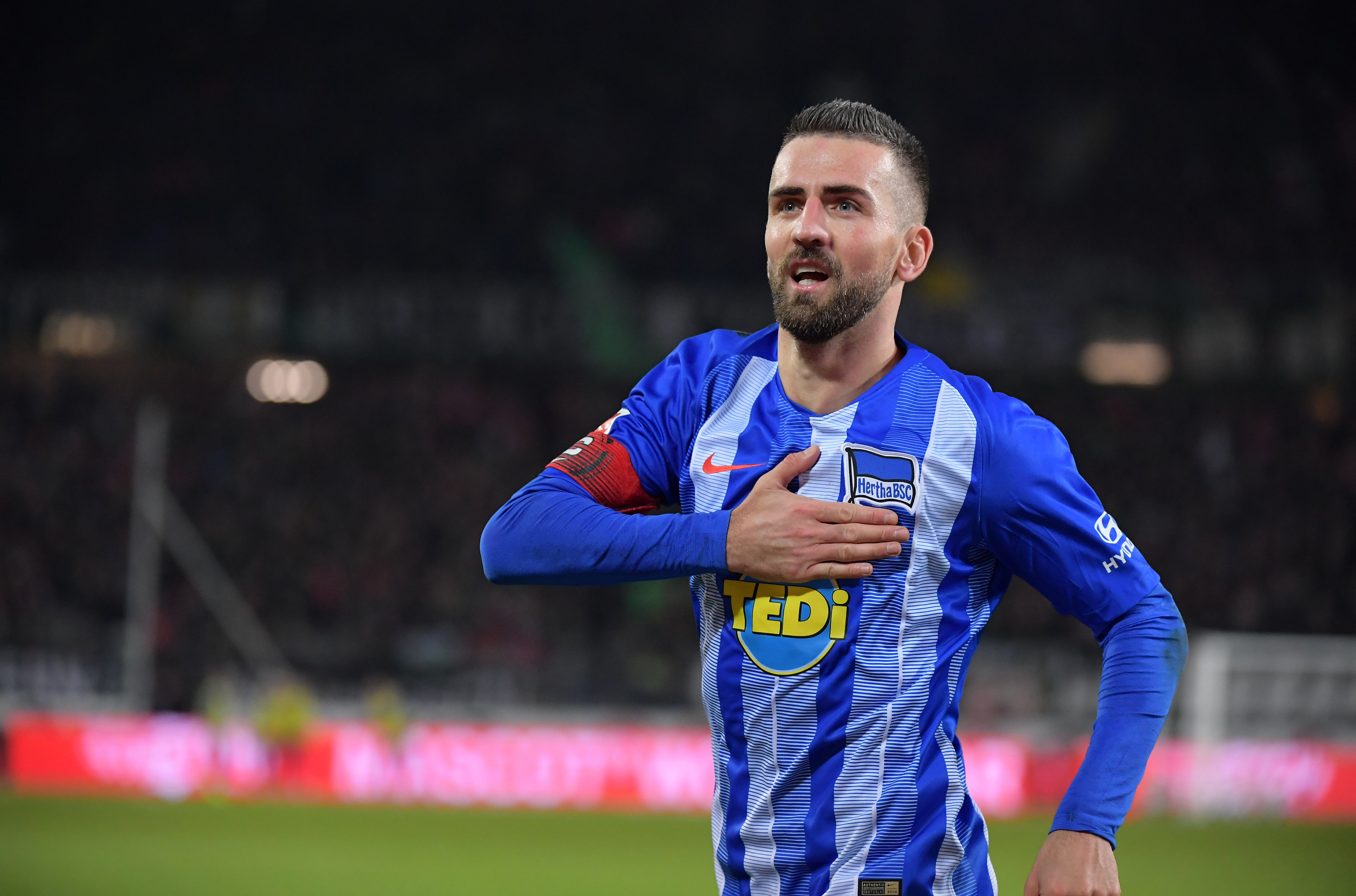 Vedad Ibišević bejubelt ein Tor.
