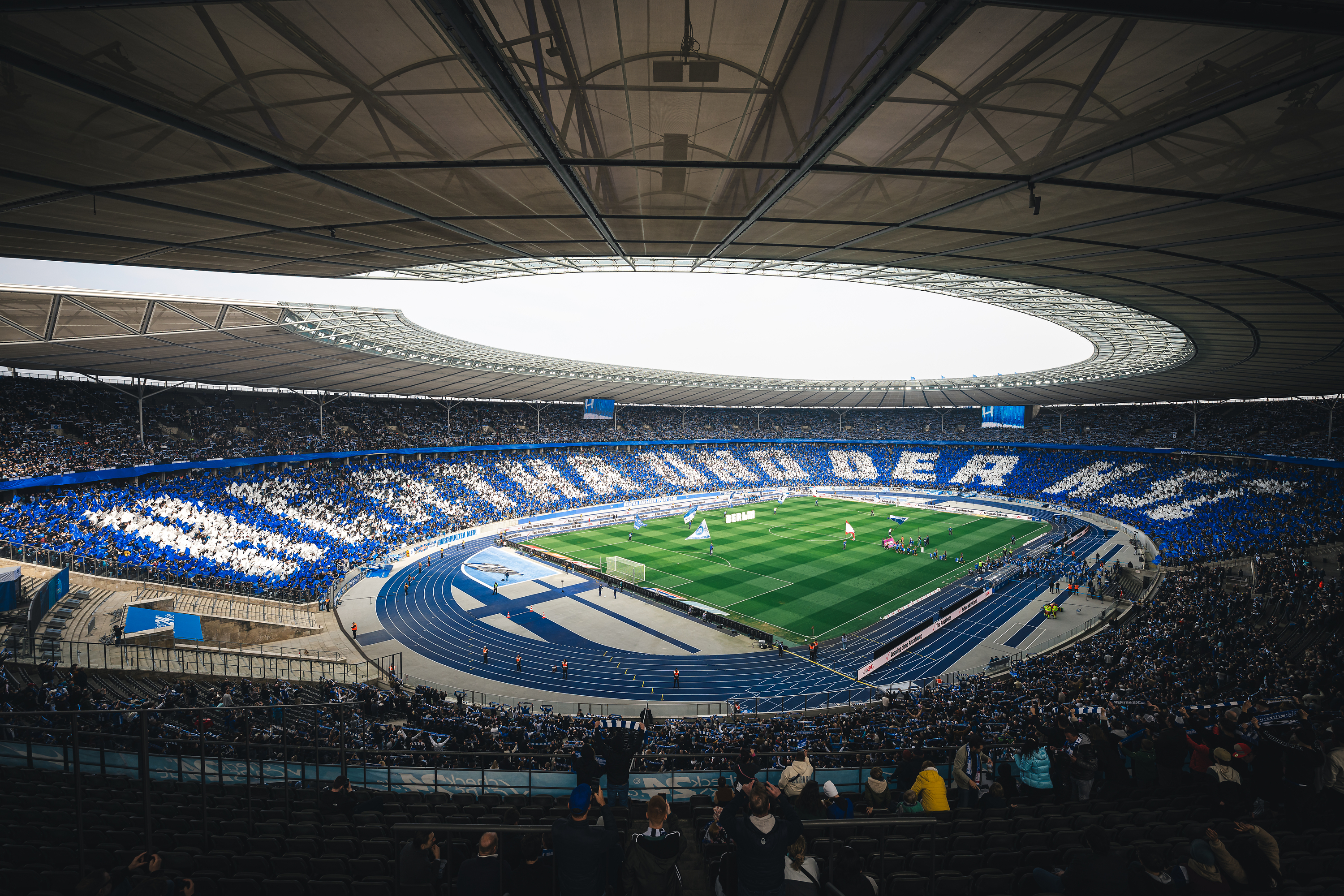 Eine Choreo im Olympiastadion der Fans von Hertha und des KSC.