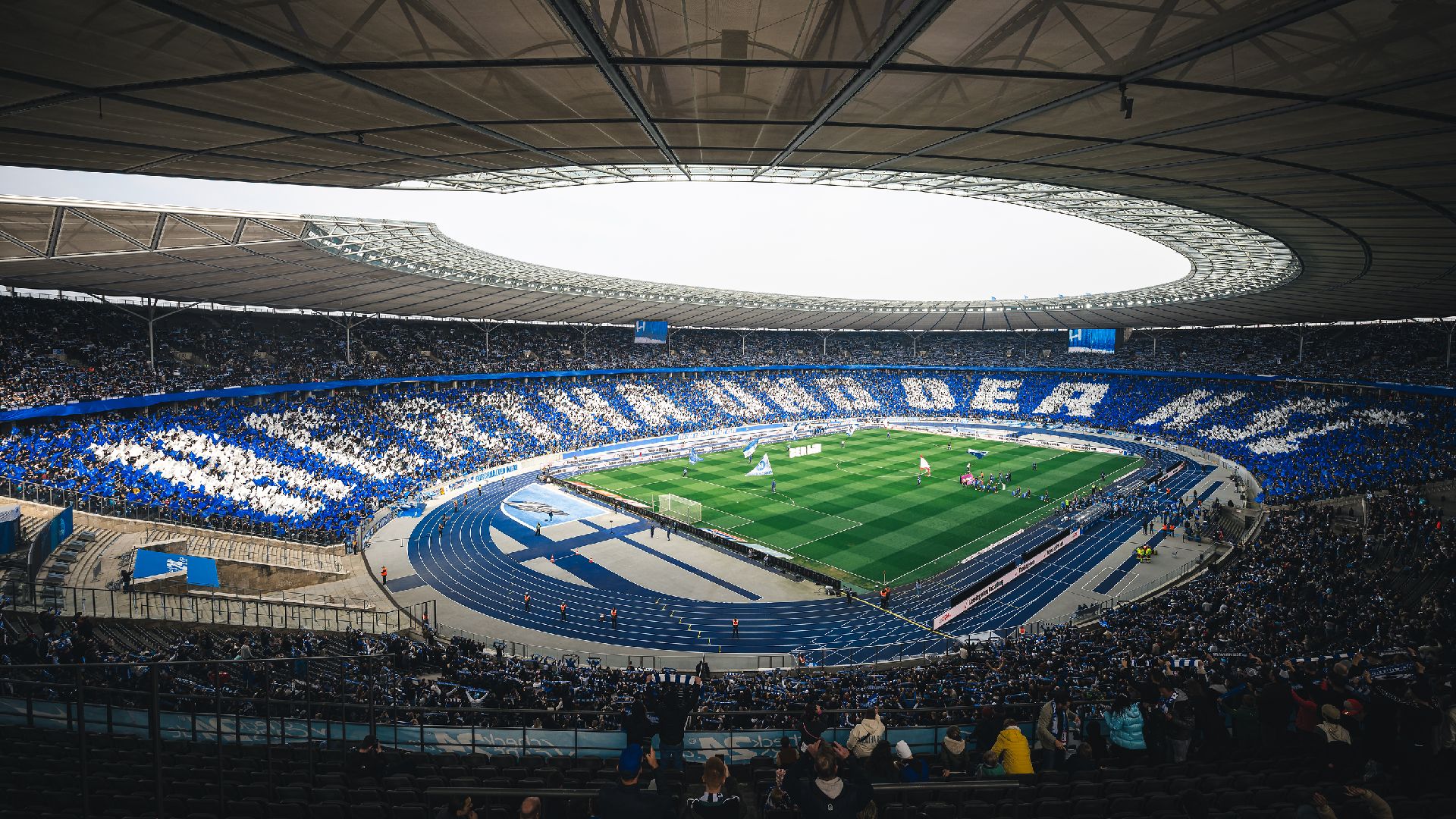 Eine Choreo im Olympiastadion der Fans von Hertha und des KSC.