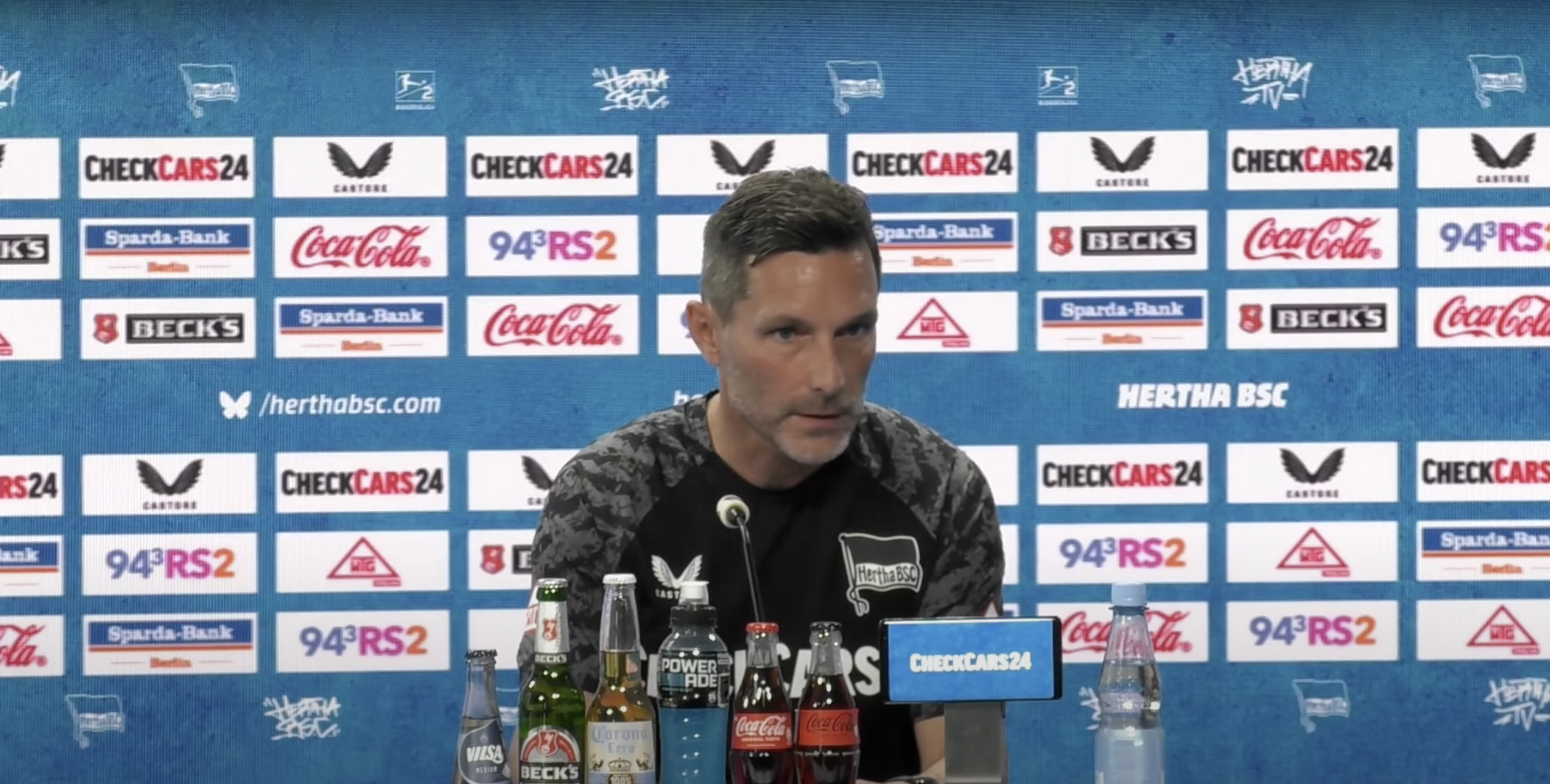 Stefan Leitl sitzt auf dem Podium.