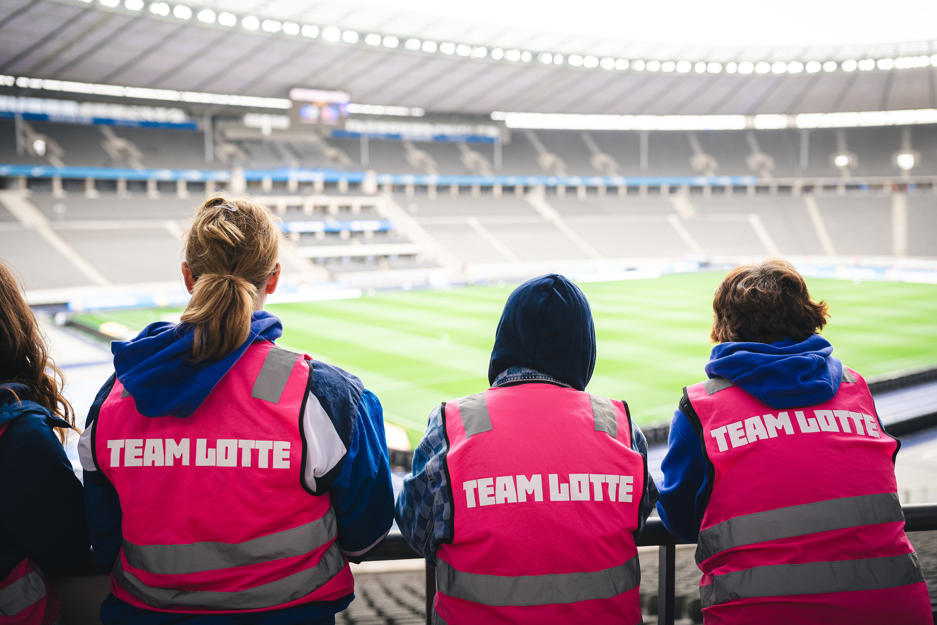 Das Team Lotte steht auf der Tribüne.