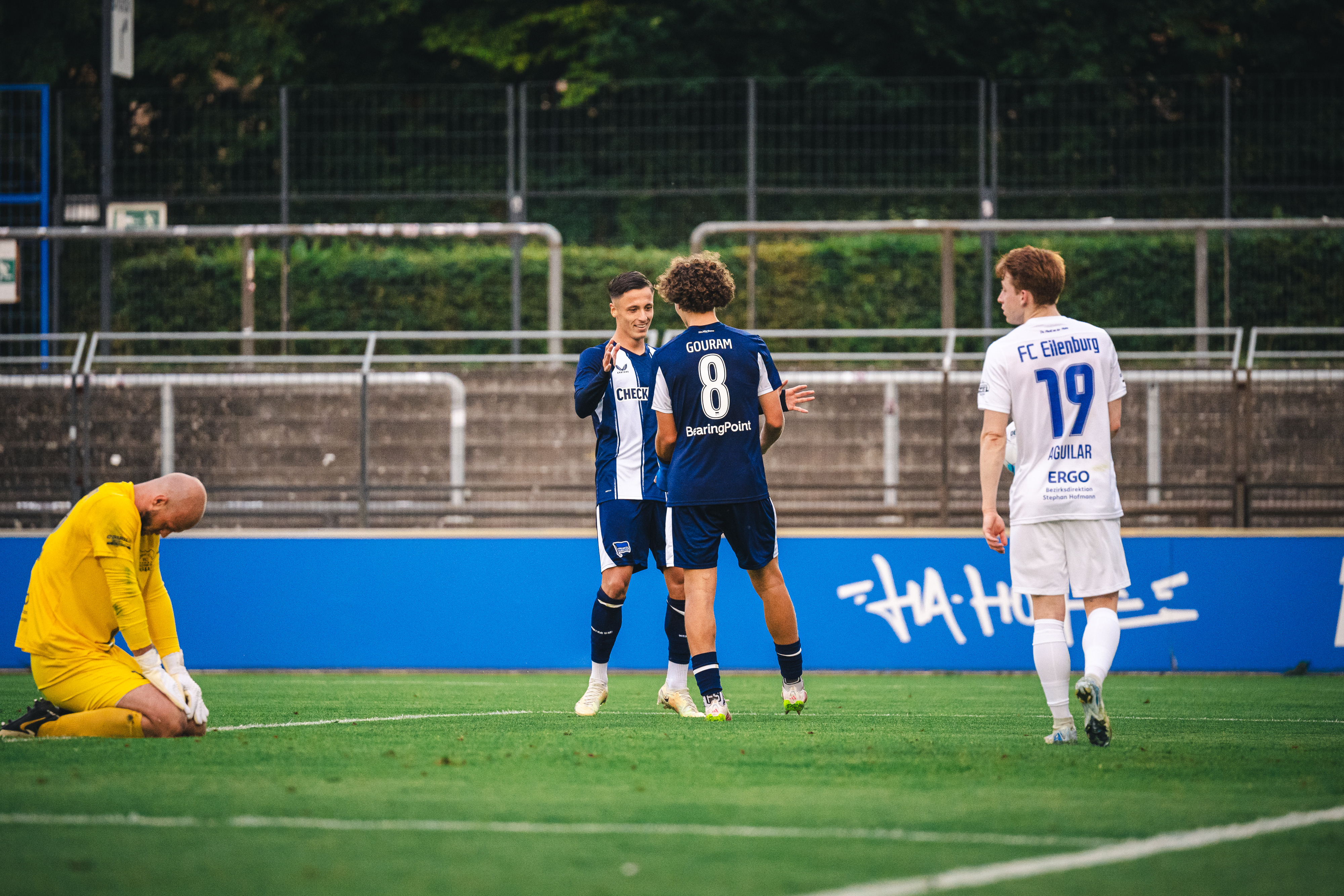 Dion Ajvazi und Sofian Gouram bejubeln einen Treffer.