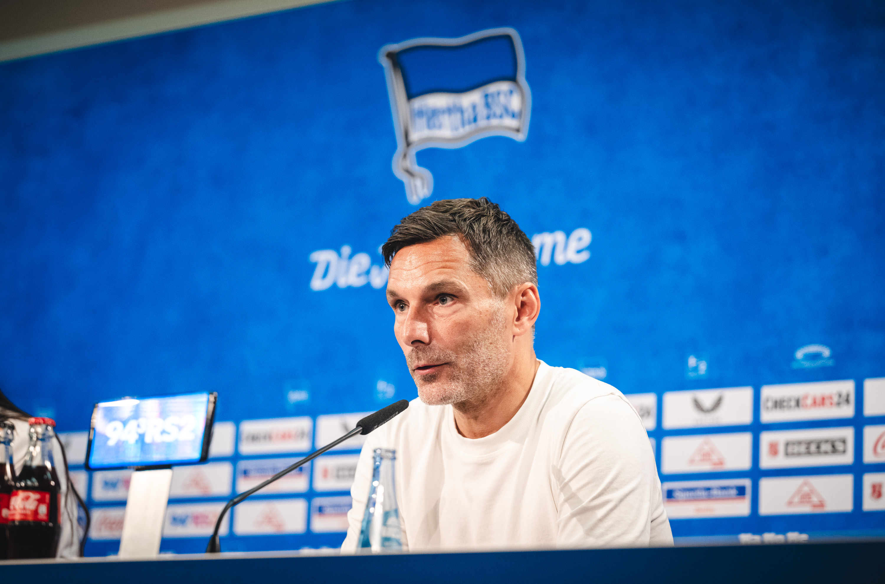 Stefan Leitl spricht während der Pressekonferenz.