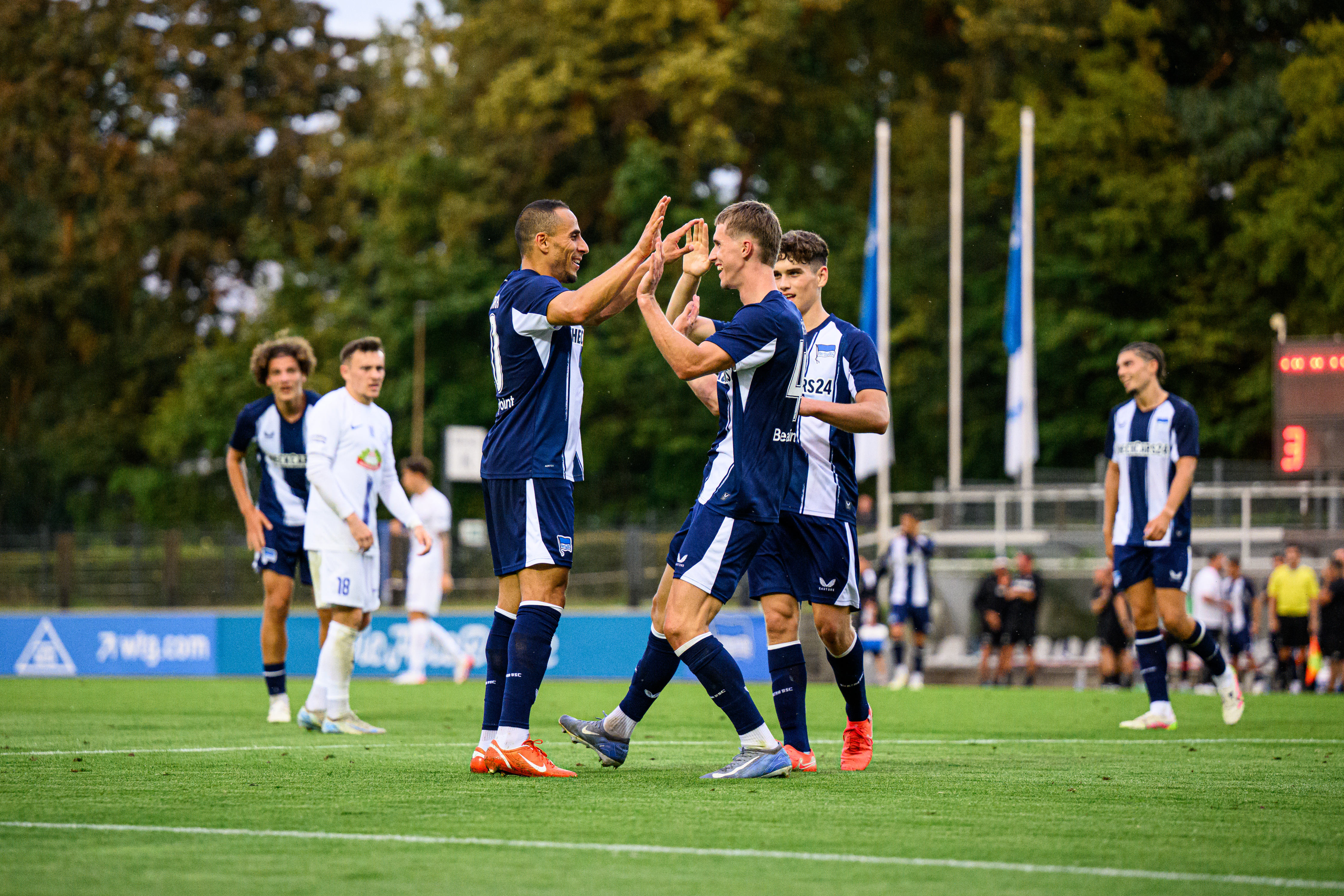 Die U23 feiert einen Treffer gegen Eilenburg.