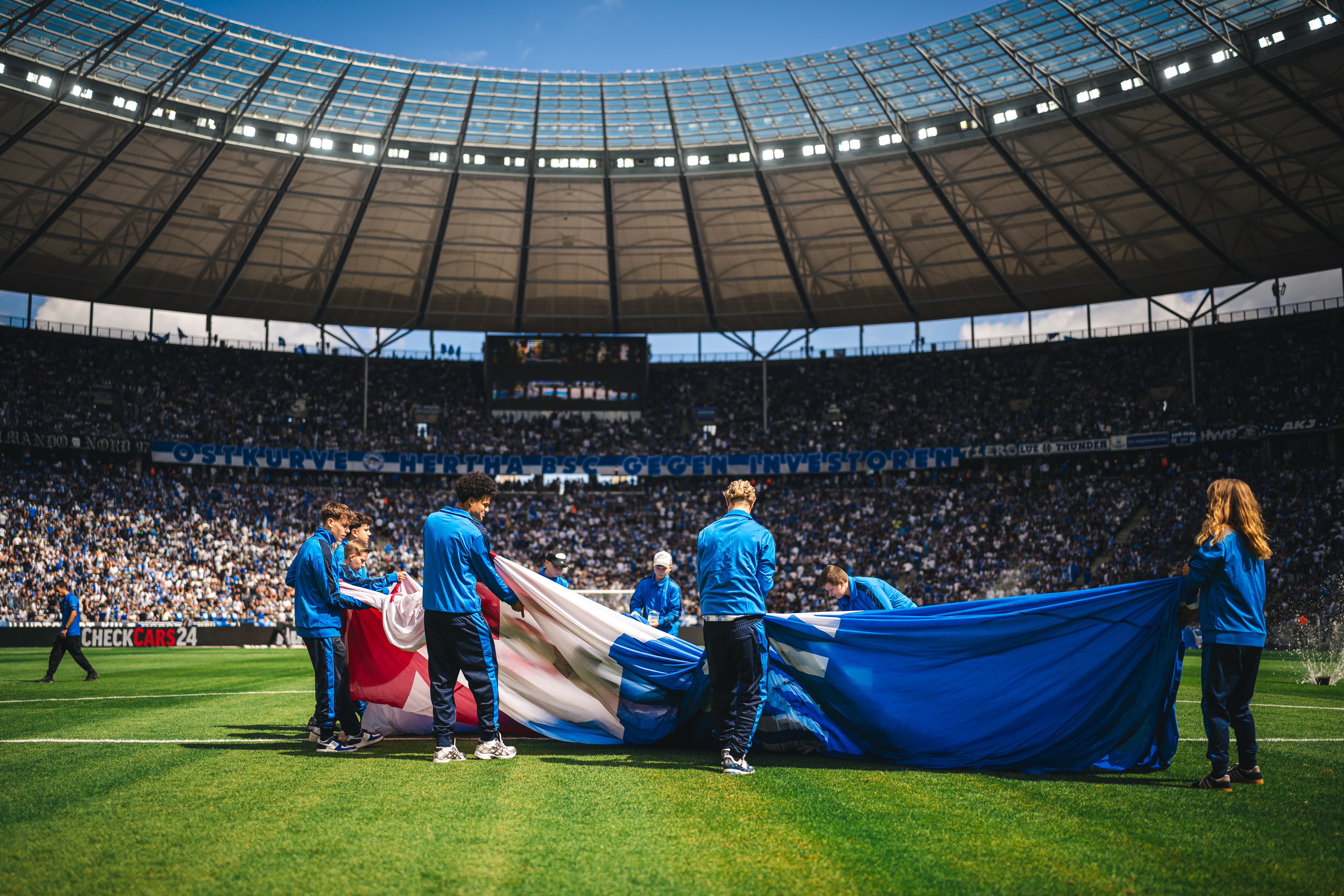 Das Team030 auf dem Rasen im Olympiastadion.