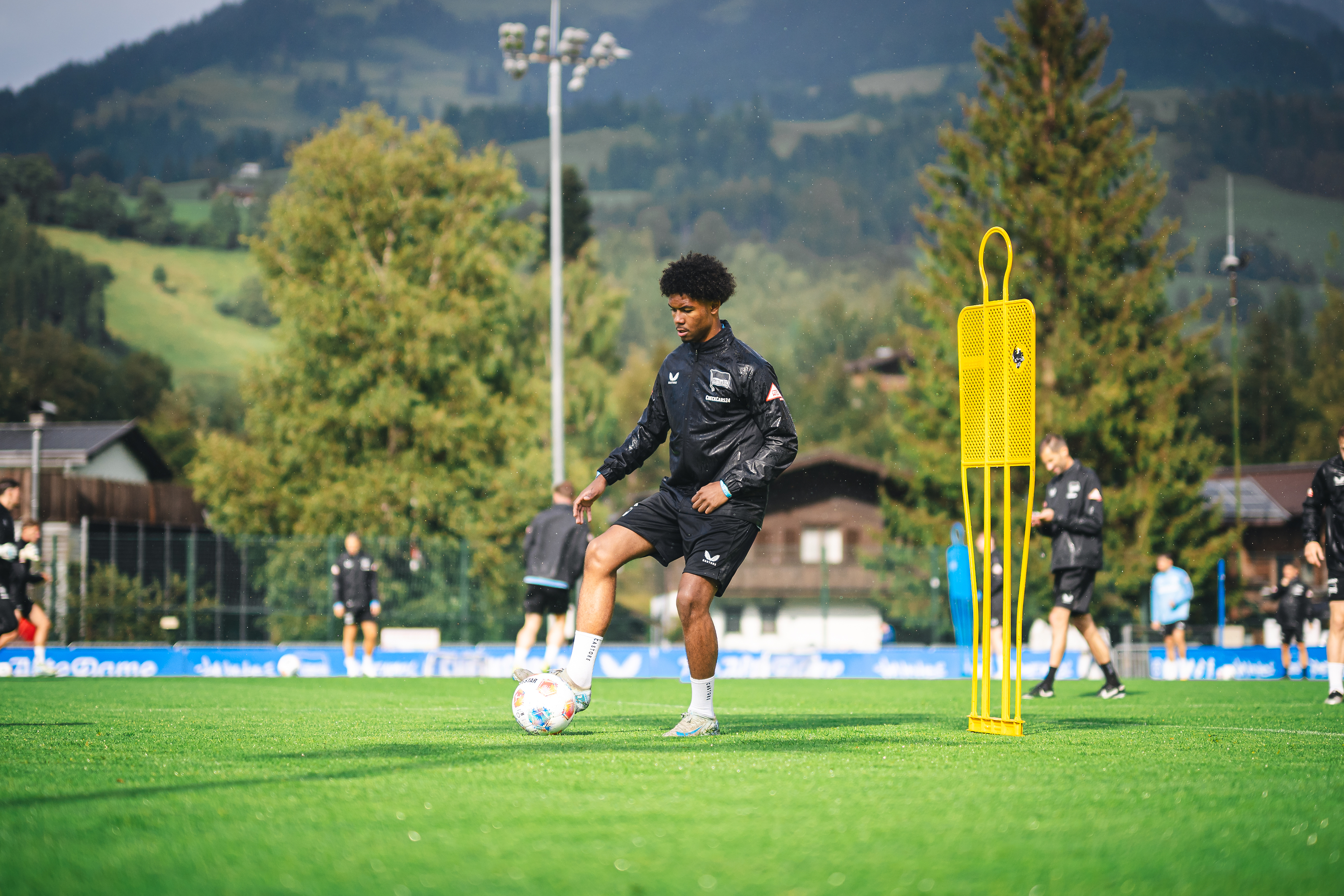 Maik Afri Akumu spielt einen Ball.