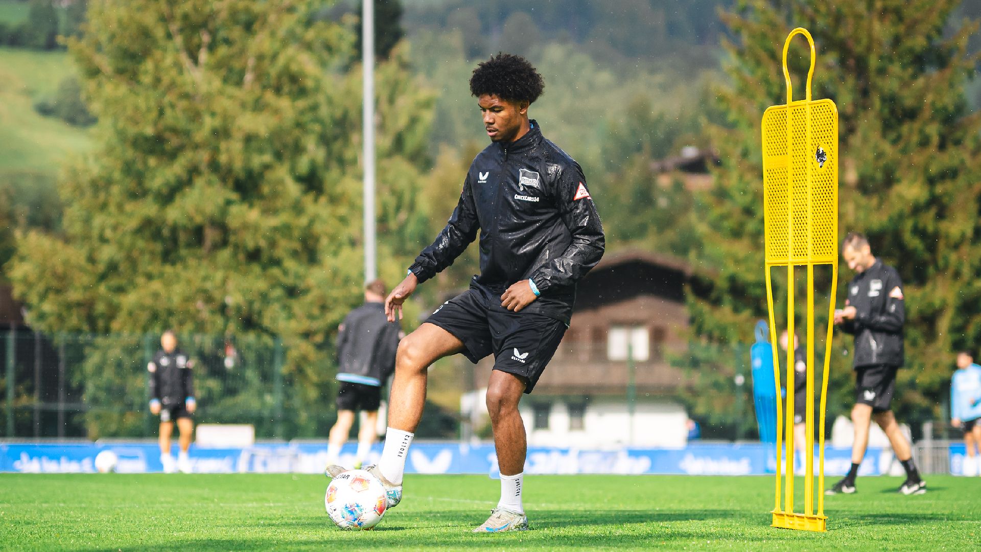 Maik Afri Akumu spielt einen Ball.