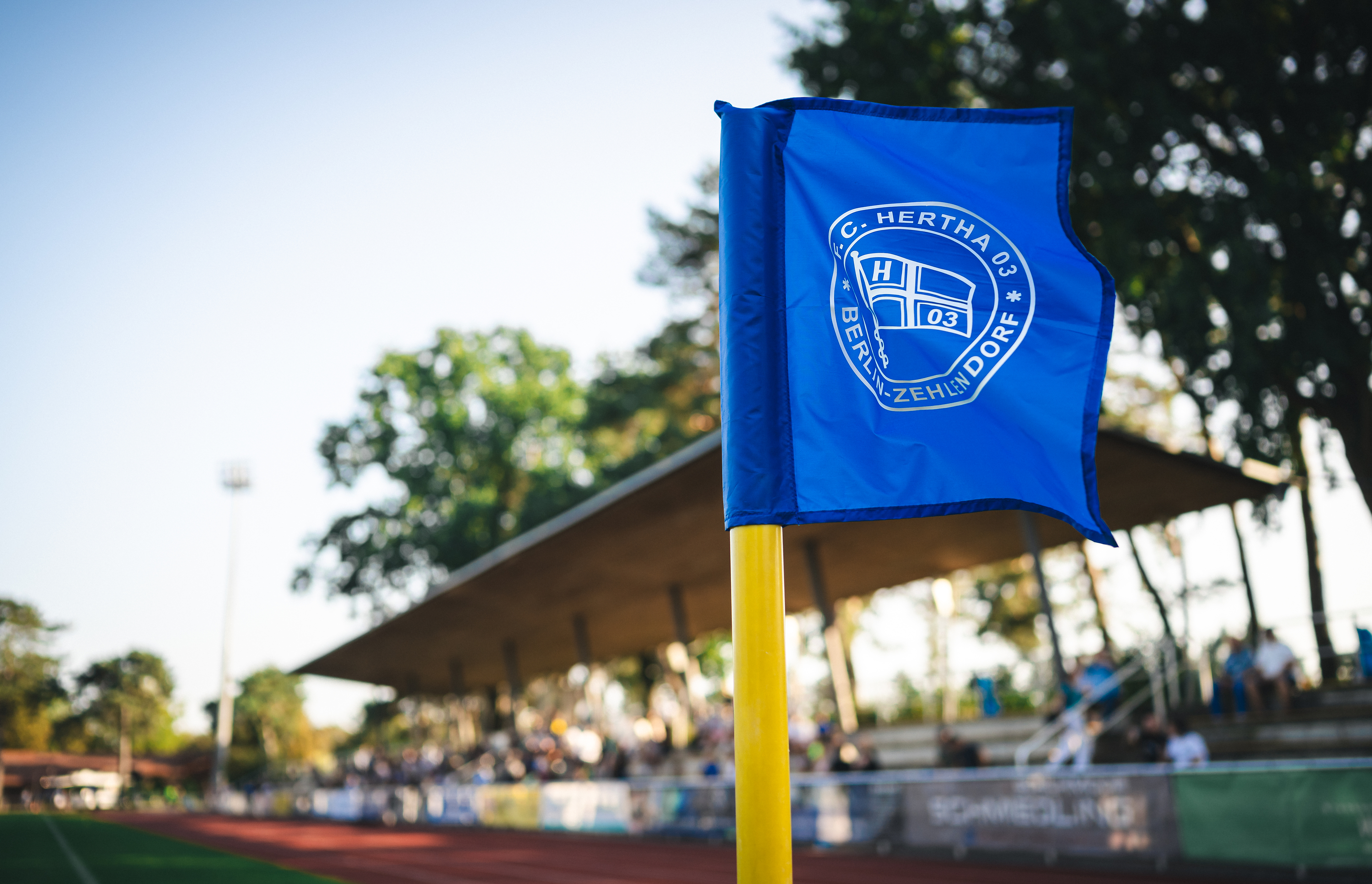 Im Ernst-Reuter-Sportfeld weht eine Fahne mit dem Wappen vom FC Hertha 03.