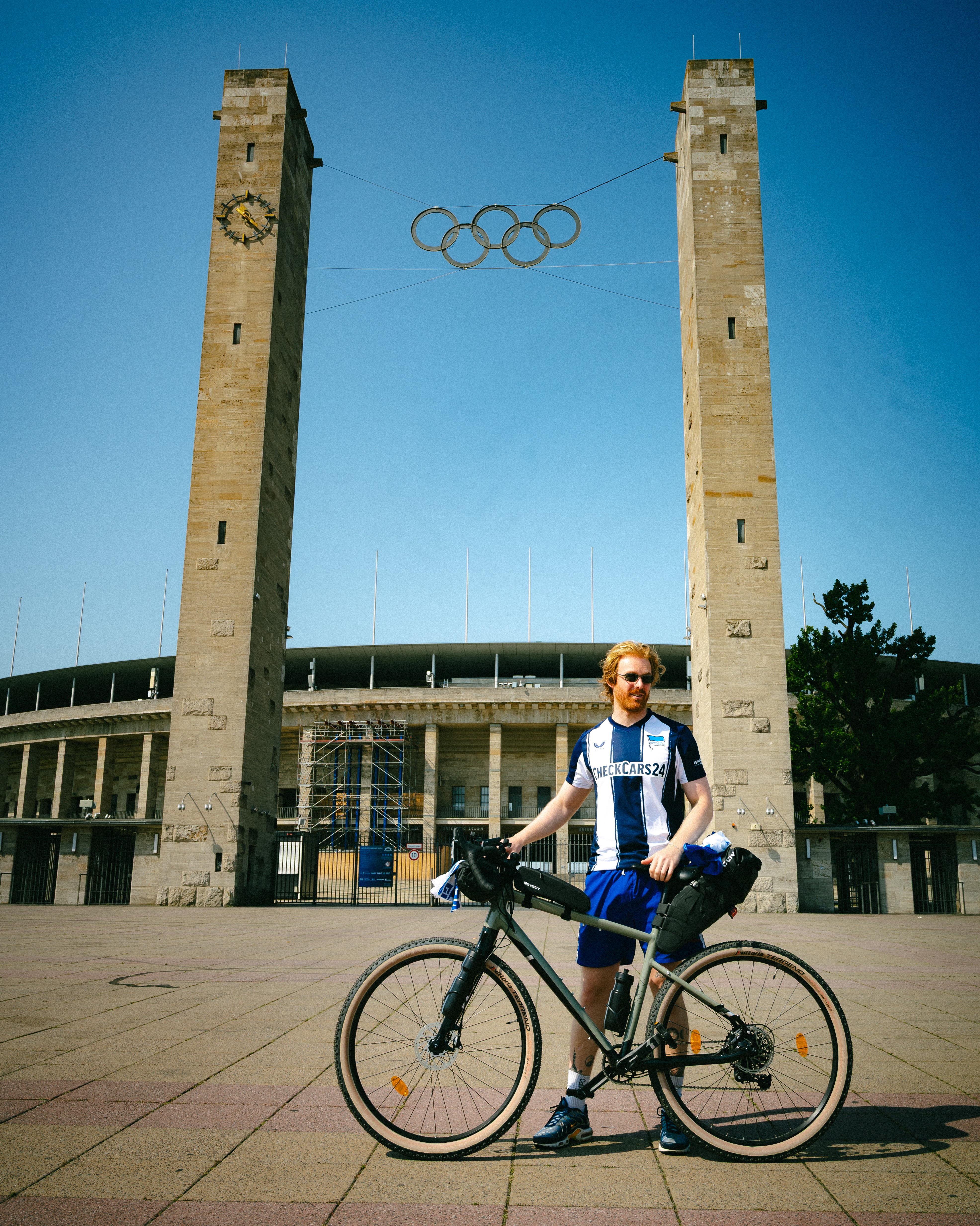 Jack Morris steht mit dem Fahrrad vor dem Olympiastadion.