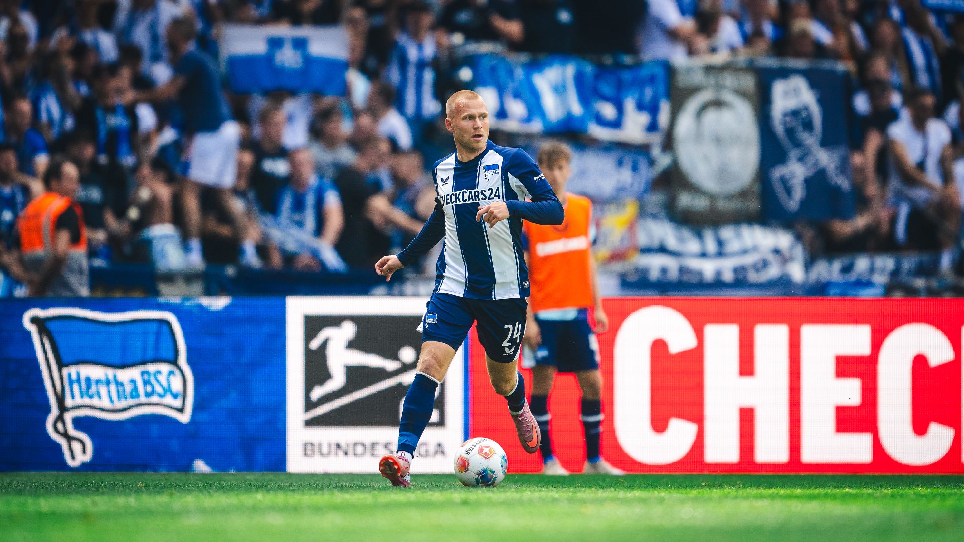 Jón Dagur Thorsteinsson bei einem Heimspiel im Olympiastadion mit Ball am Fuß.