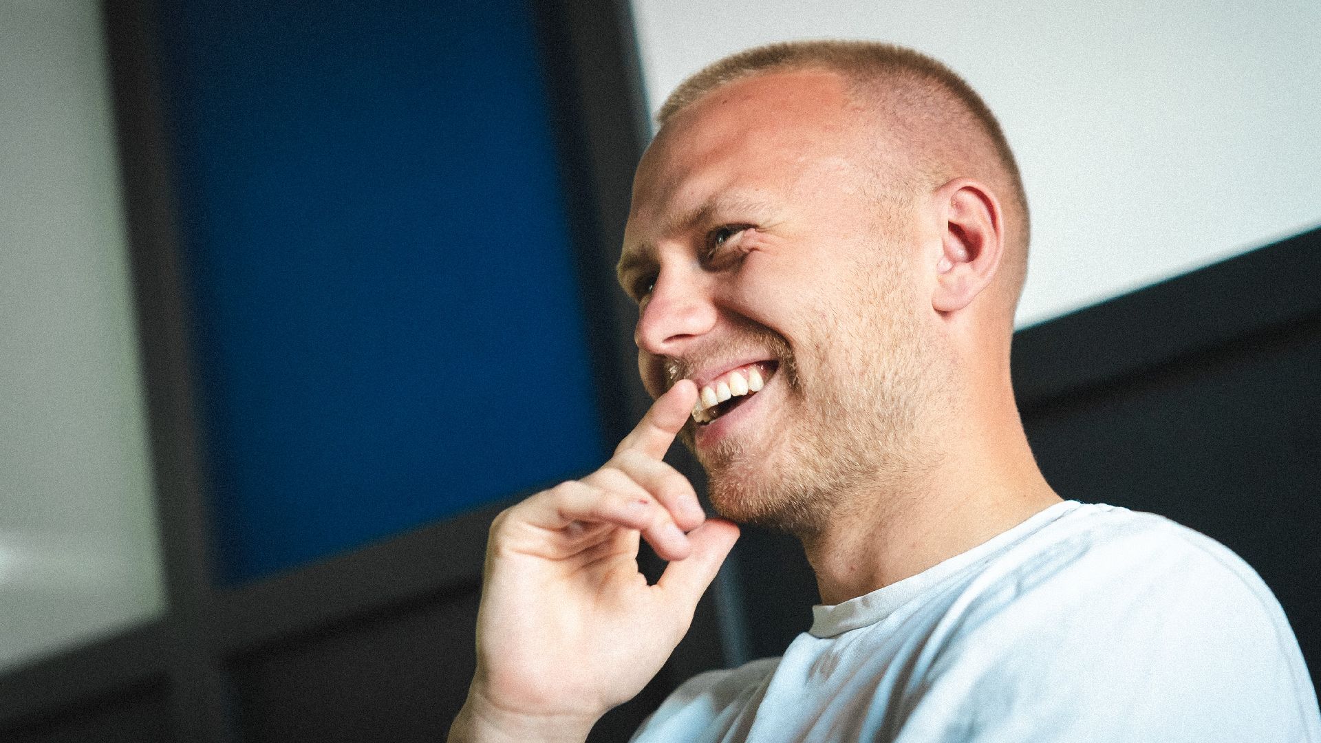 Jón Dagur Thorsteinsson lacht.