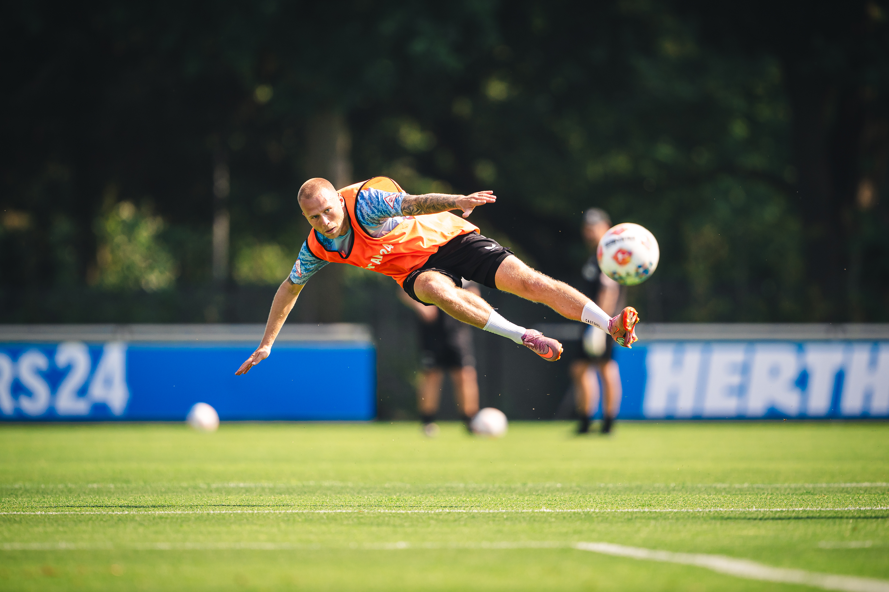 Jón Dagur Thorsteinsson liegt nach einem Schuss beim Training schräg in der Luft.