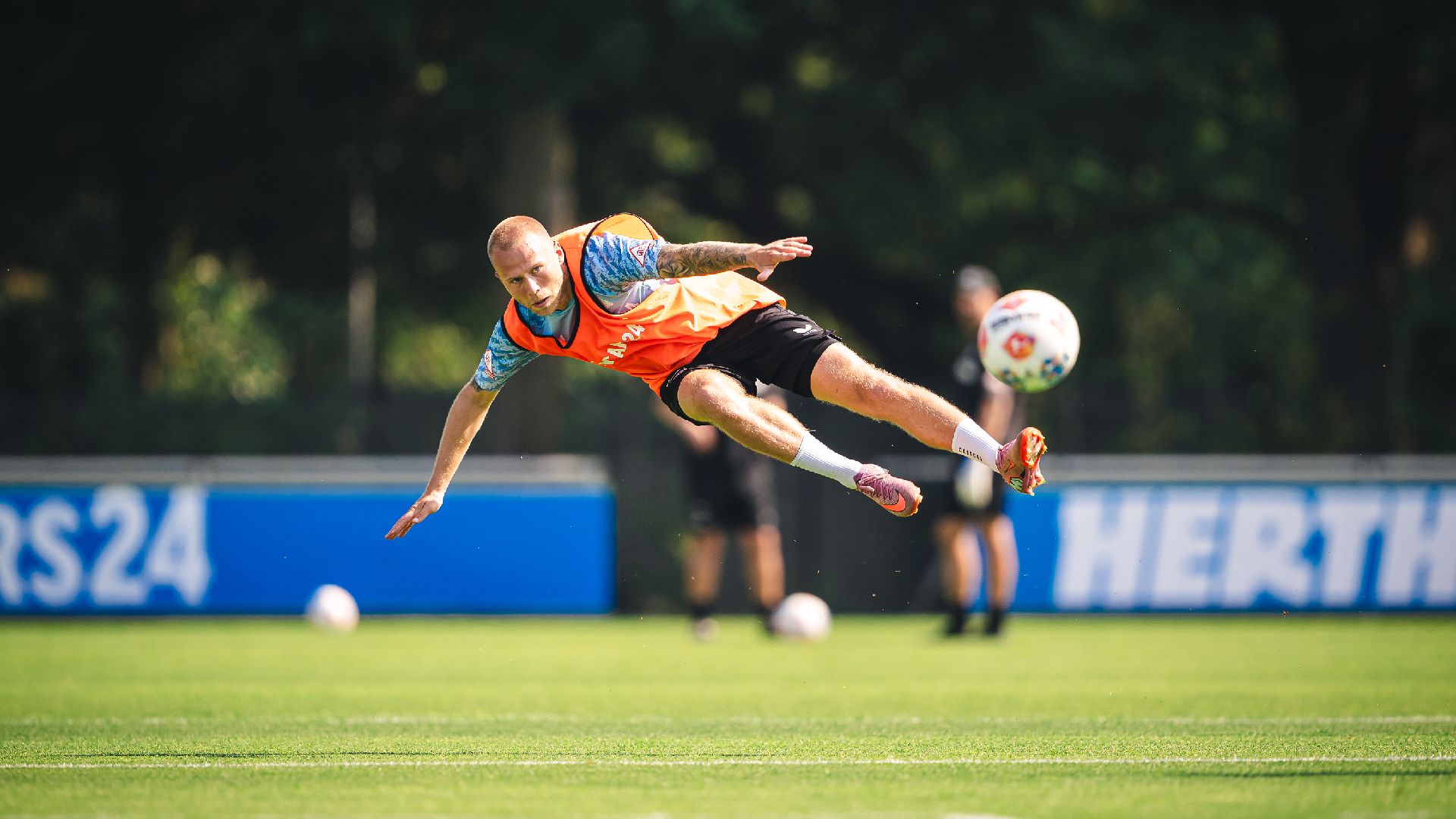 Jón Dagur Thorsteinsson liegt nach einem Schuss beim Training schräg in der Luft.