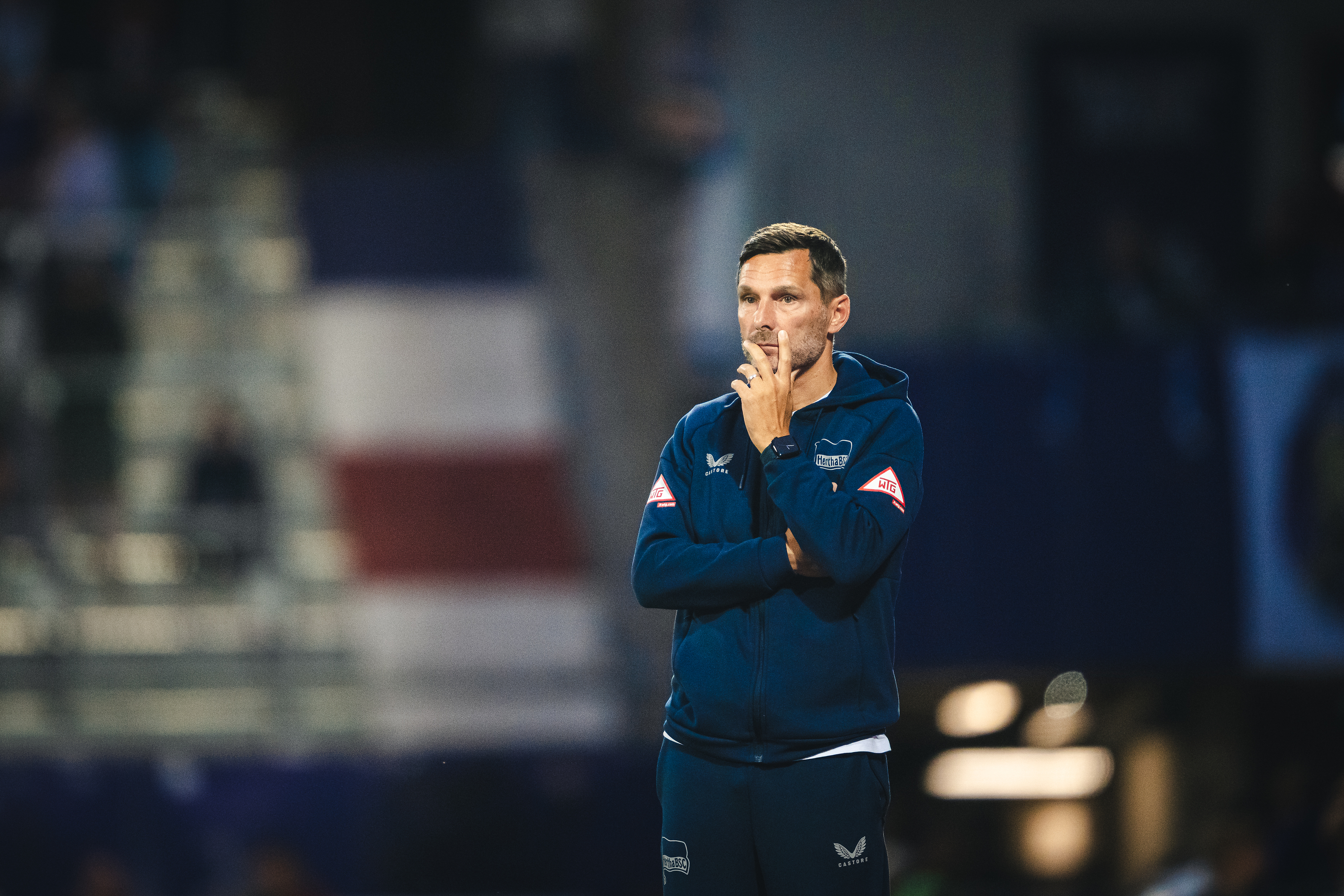 Stefan Leitl beobachtet das Spiel vom Seitenrand.