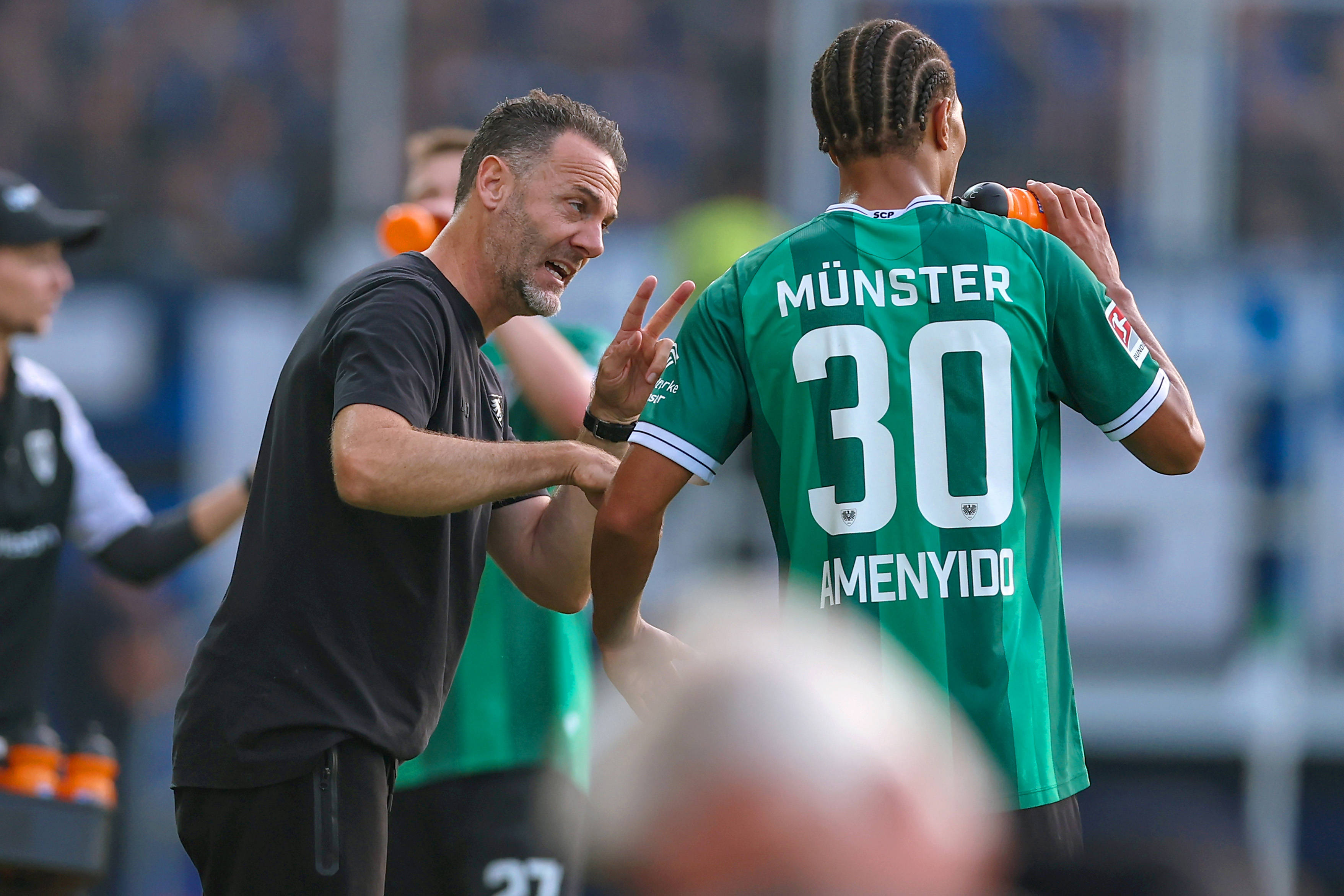 Alexander Ende gibt Etienne Amenyido während des Spiels eine Anweisung.
