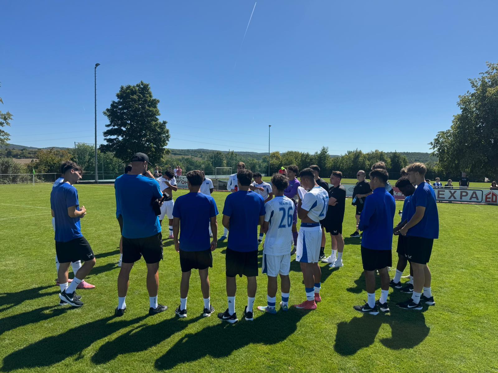 Die U19 steht nach dem Sieg zusammen auf dem Platz in Großbardorf.